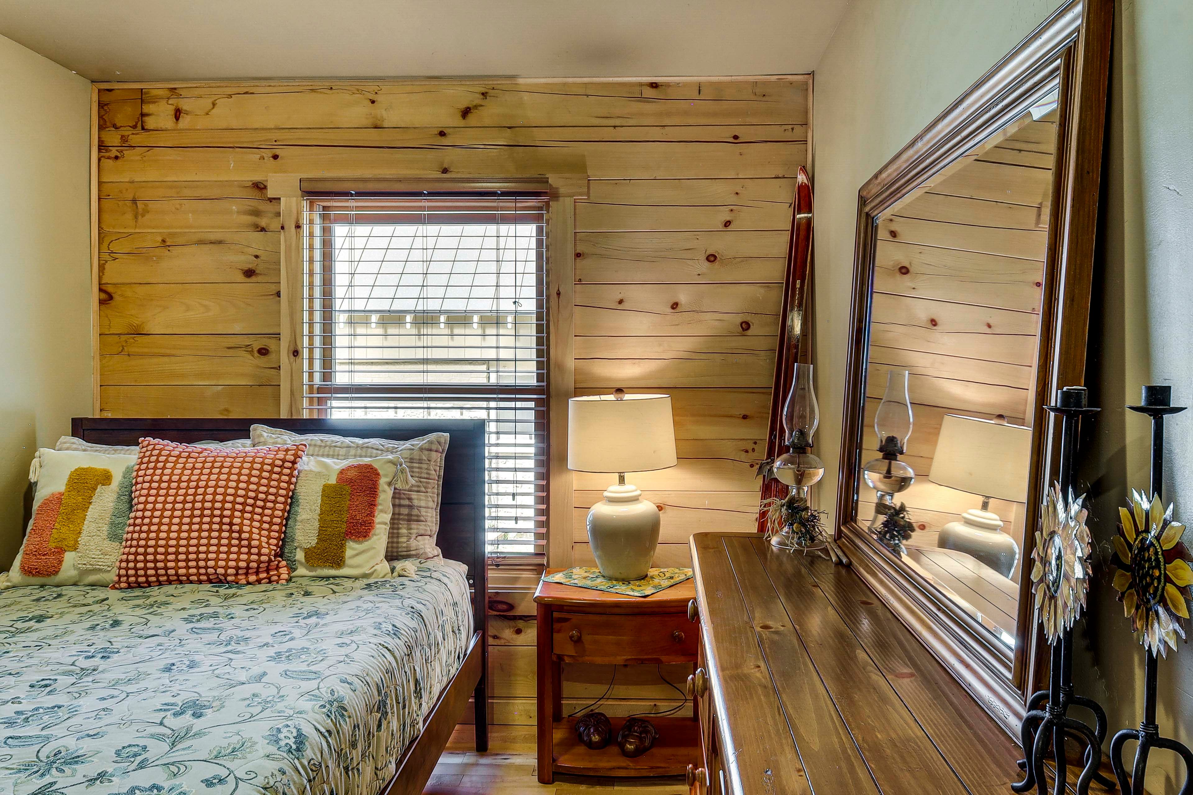 Bedroom 2 | Queen Bed | 1st Floor