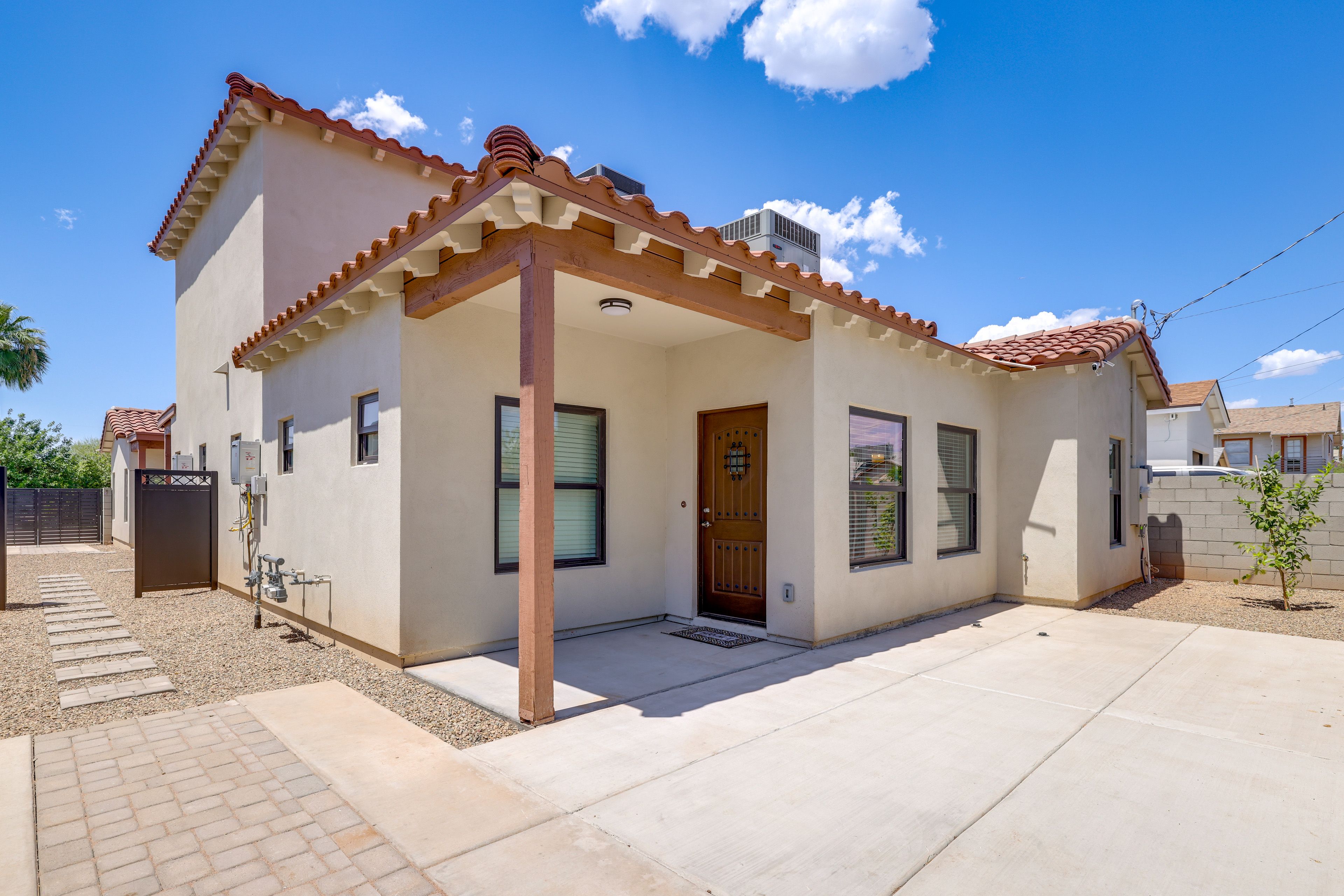 Casita Exterior | Driveway (1 Vehicle)