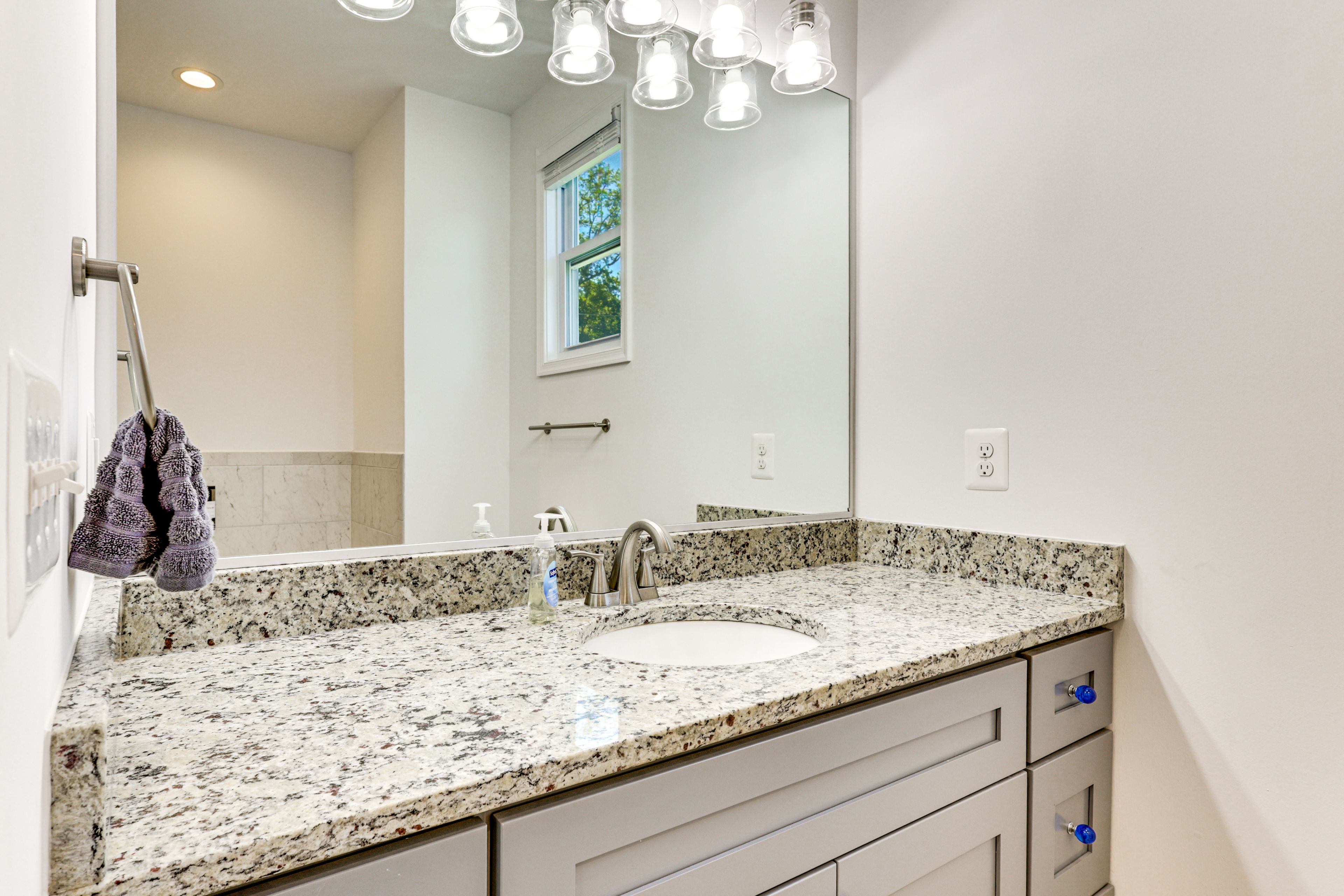 Full Bathroom | Towels & Linens Provided | Main Floor