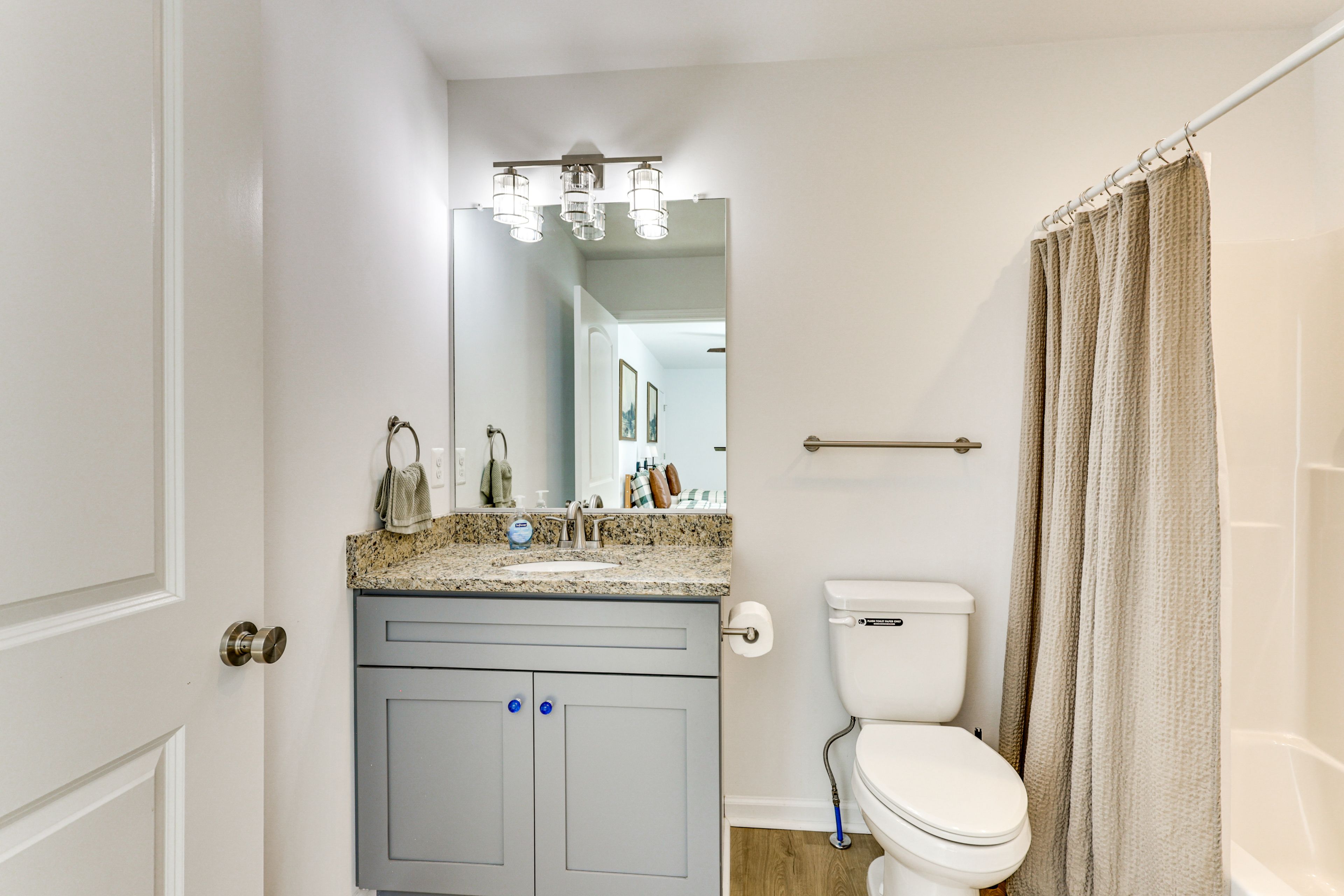Full Bathroom | Upper Level