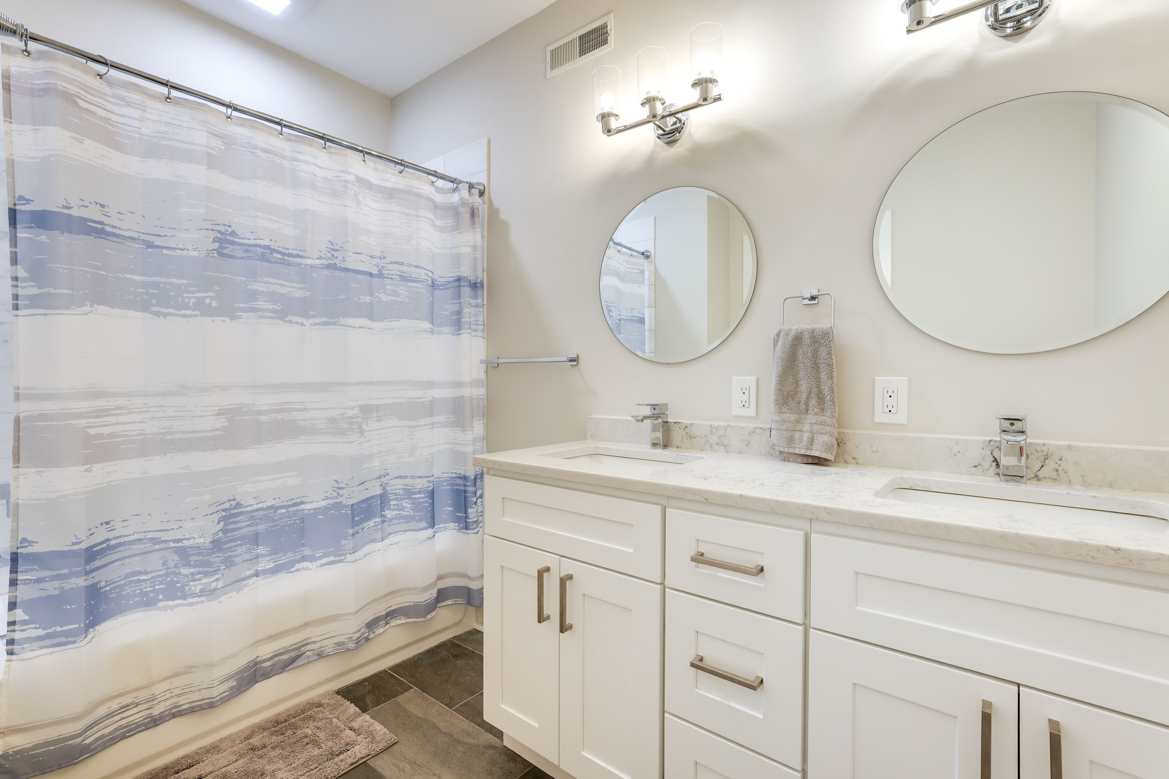 Full Bathroom | Towels & Linens Provided | 2nd Floor