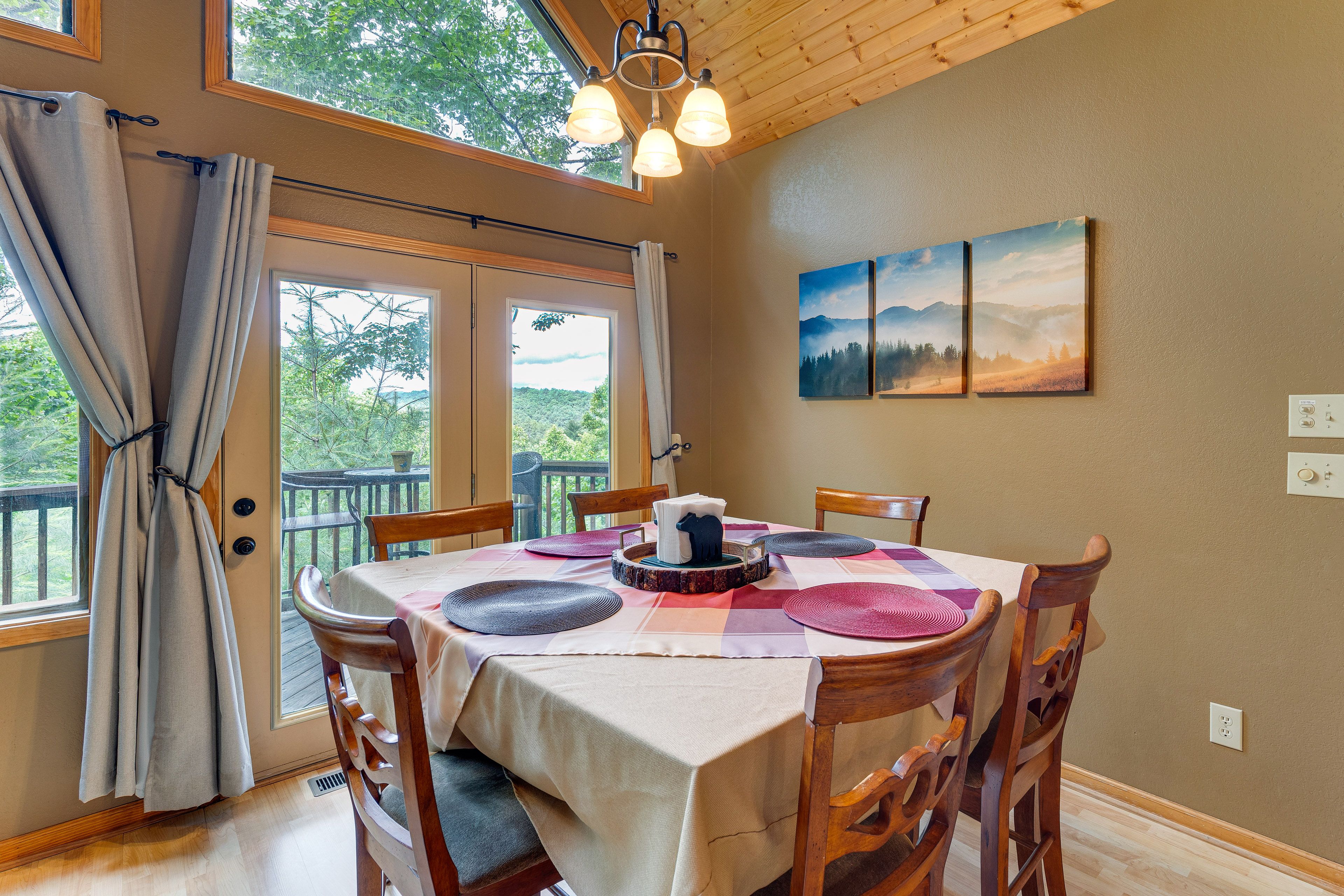 Dining Area | Main Level