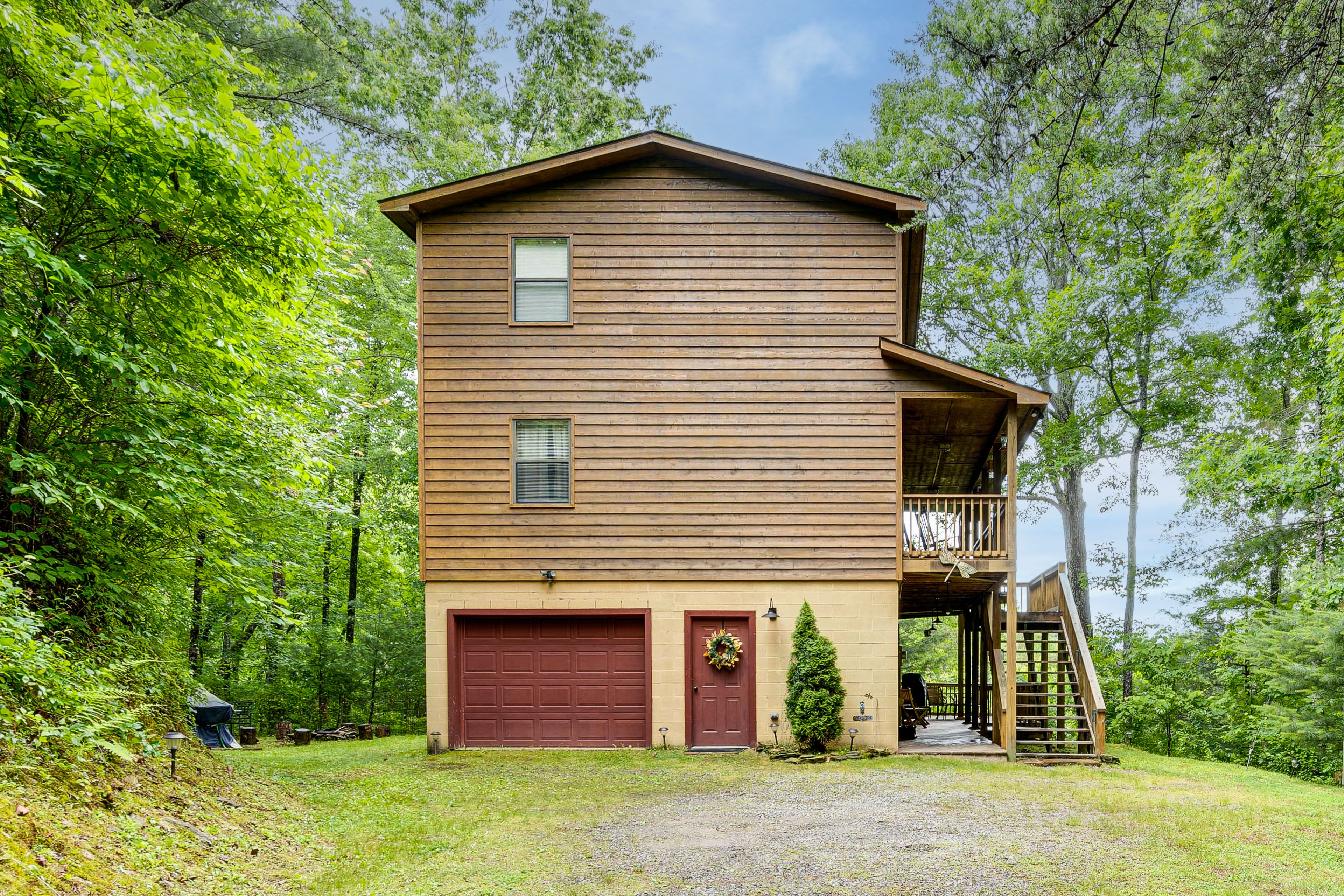 Property Exterior | Parking Driveway | 6 Vehicles