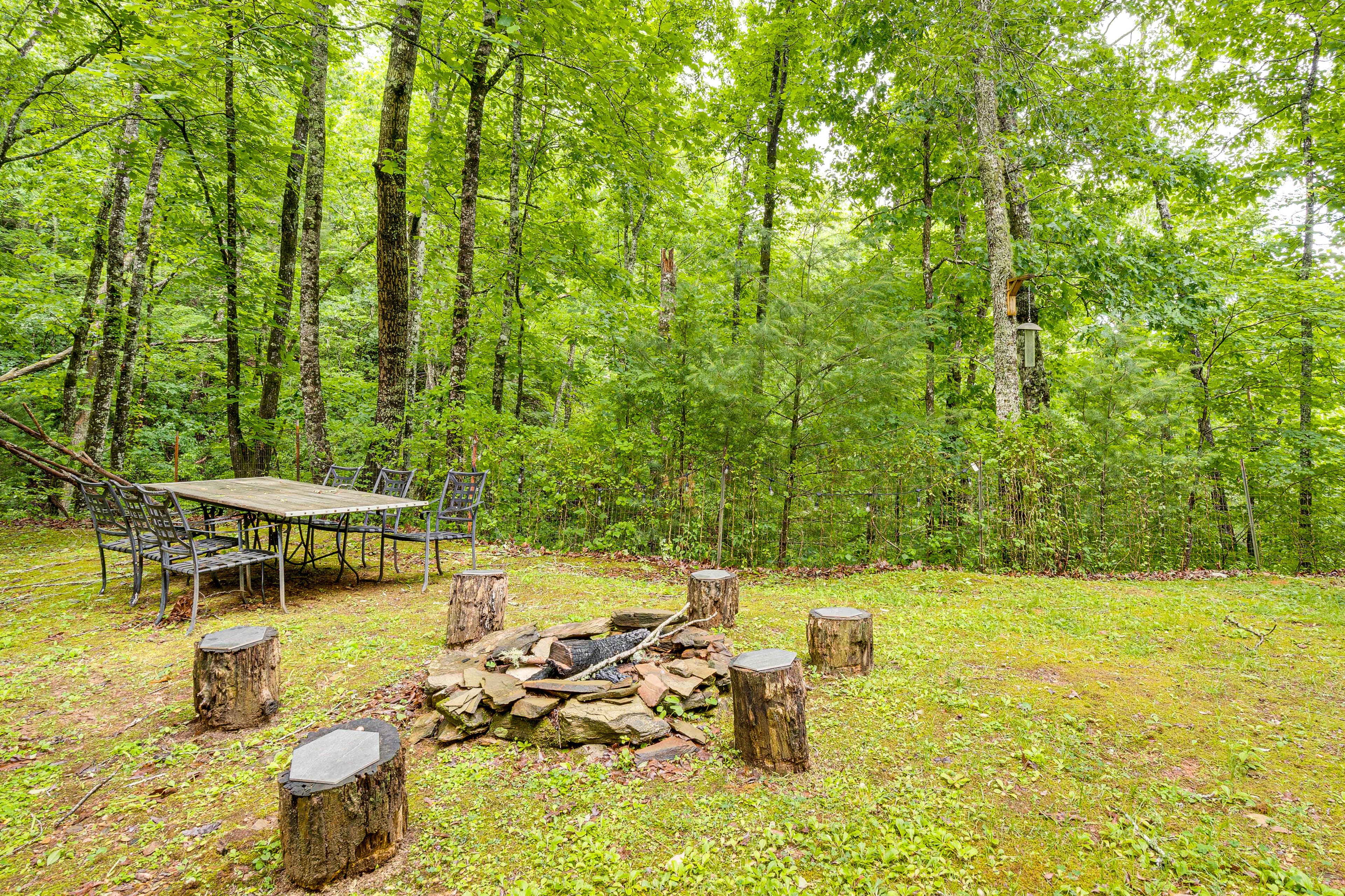 Private Yard | Outdoor Dining Areas | Gas Grill | Fire Pit