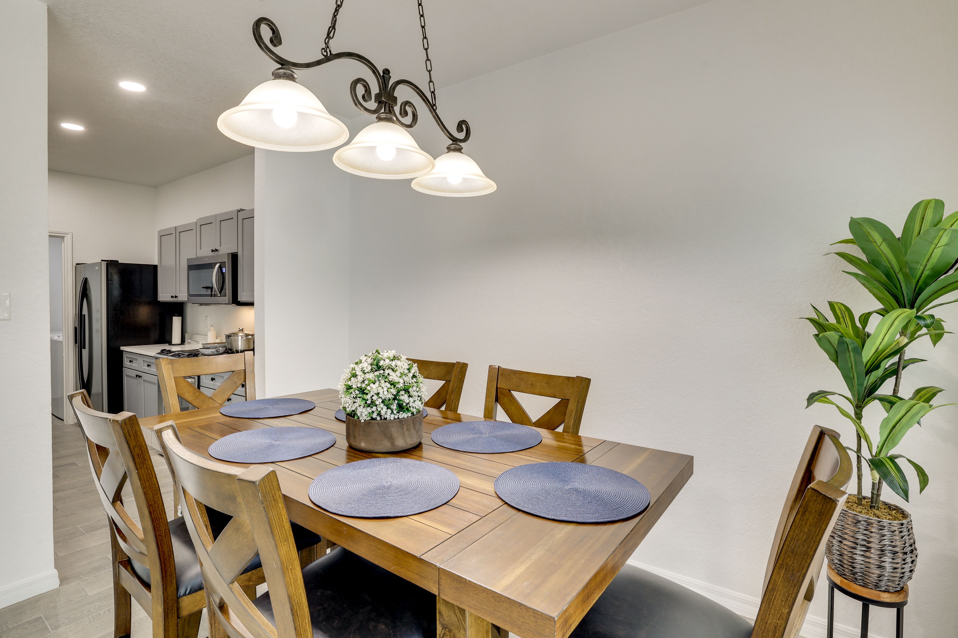 Dining Area | Dishware/Flatware Provided