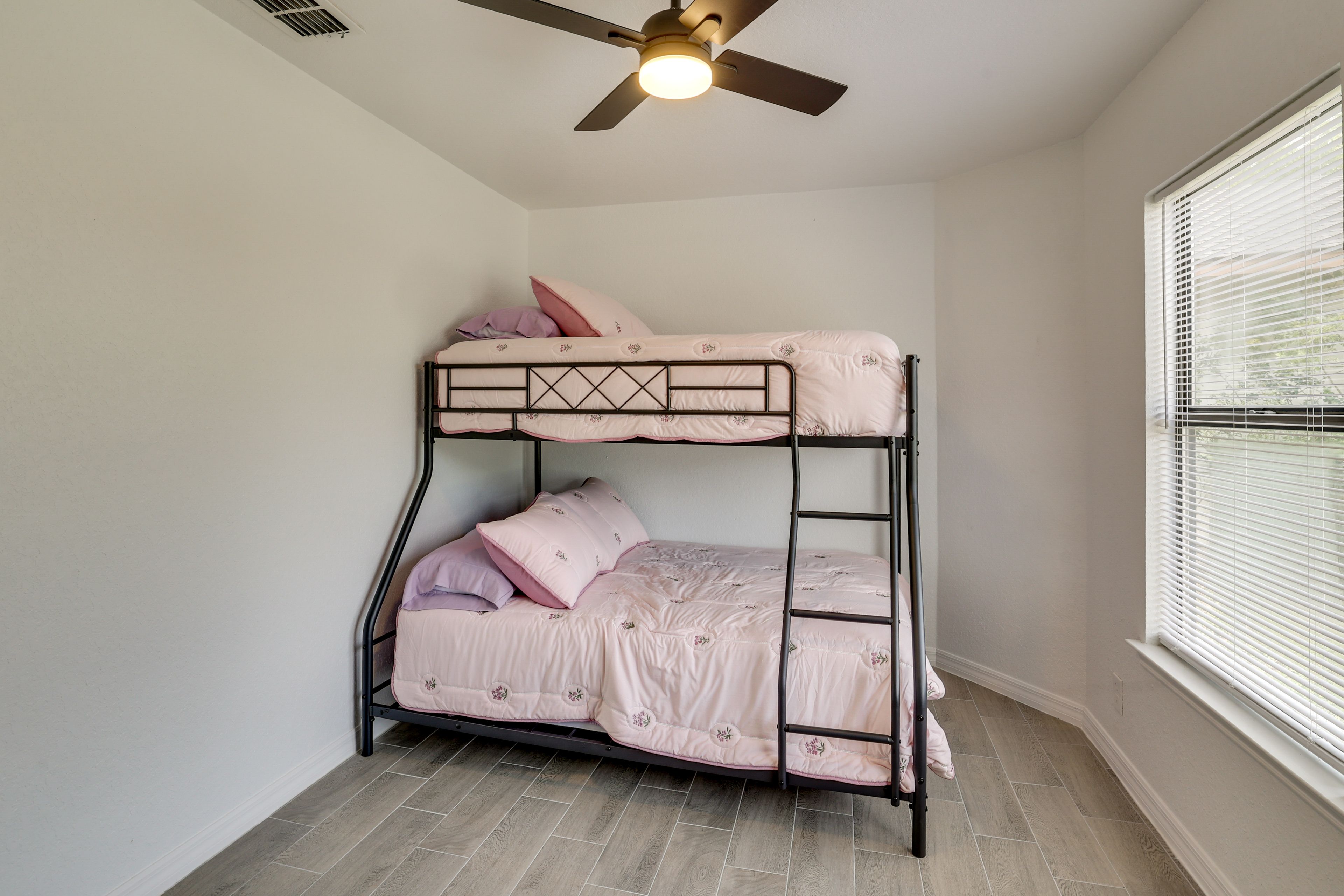 Bedroom 3 | Twin/Full Bunk Bed