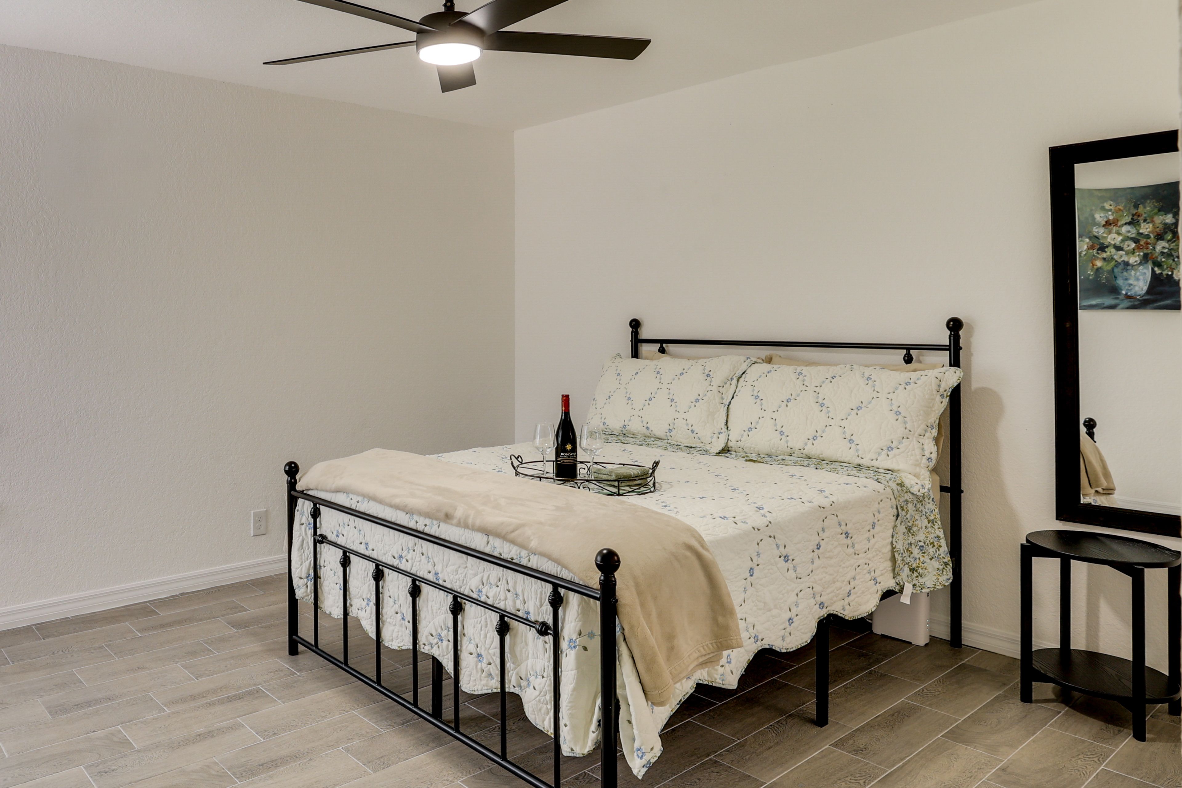 Bedroom 1 | Queen Bed