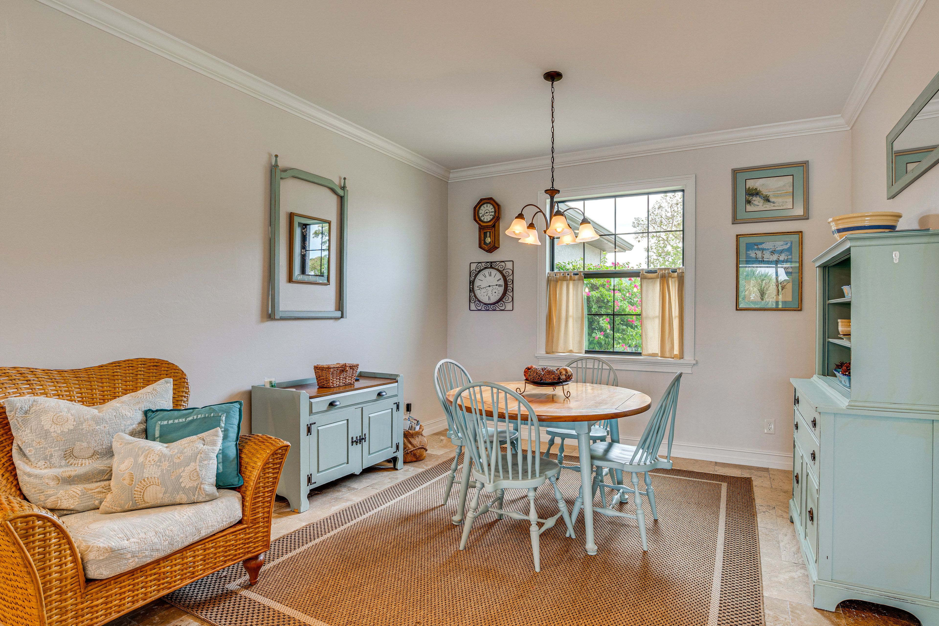 Dining Area | Dishware/Flatware Provided