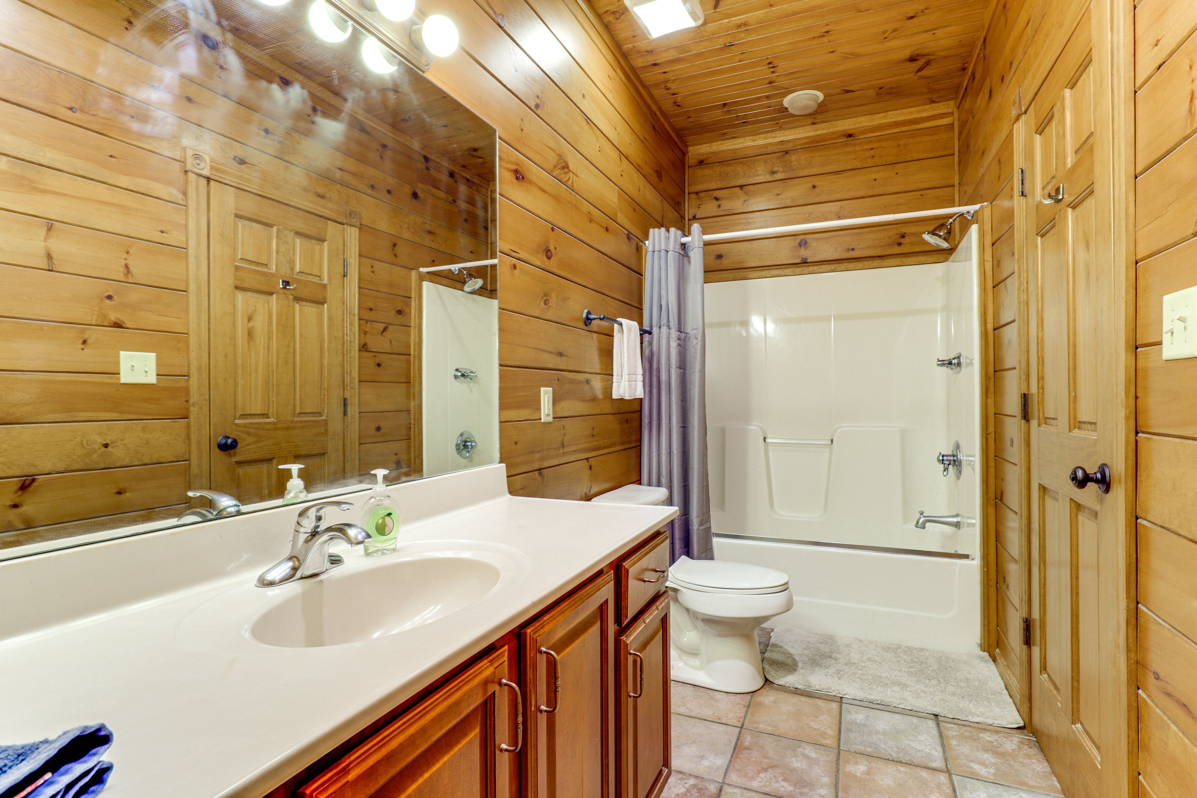Full Bathroom | 1st Floor