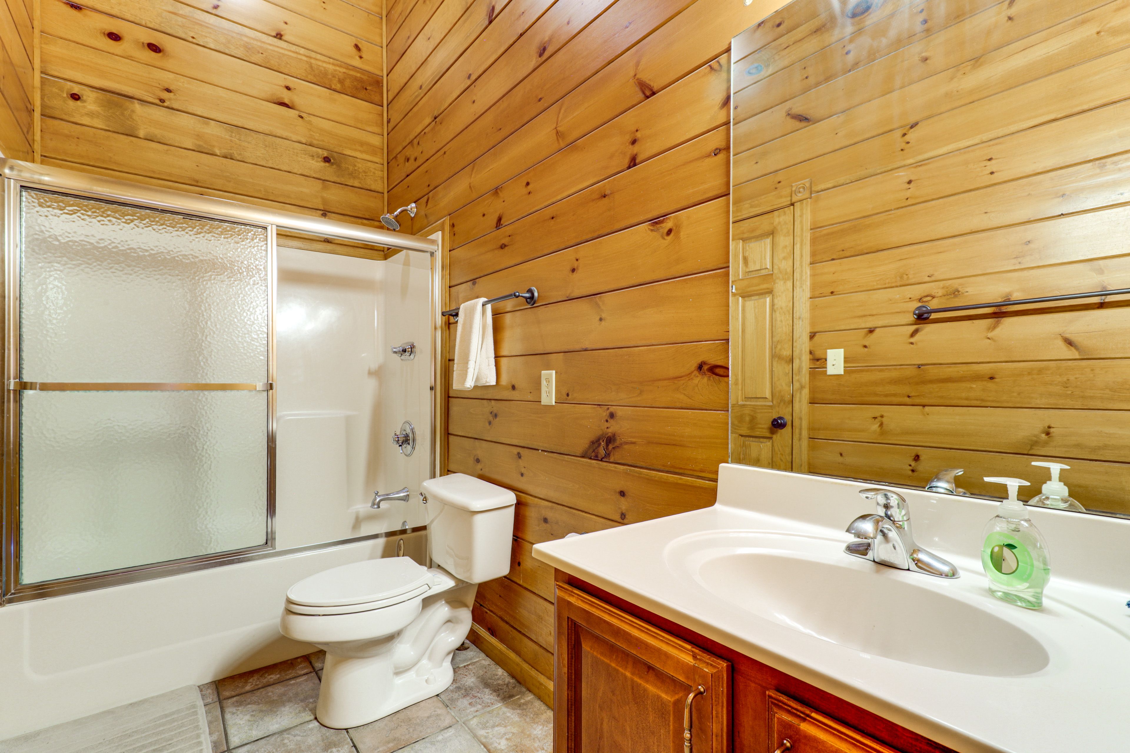 Full Bathroom | 2nd Floor