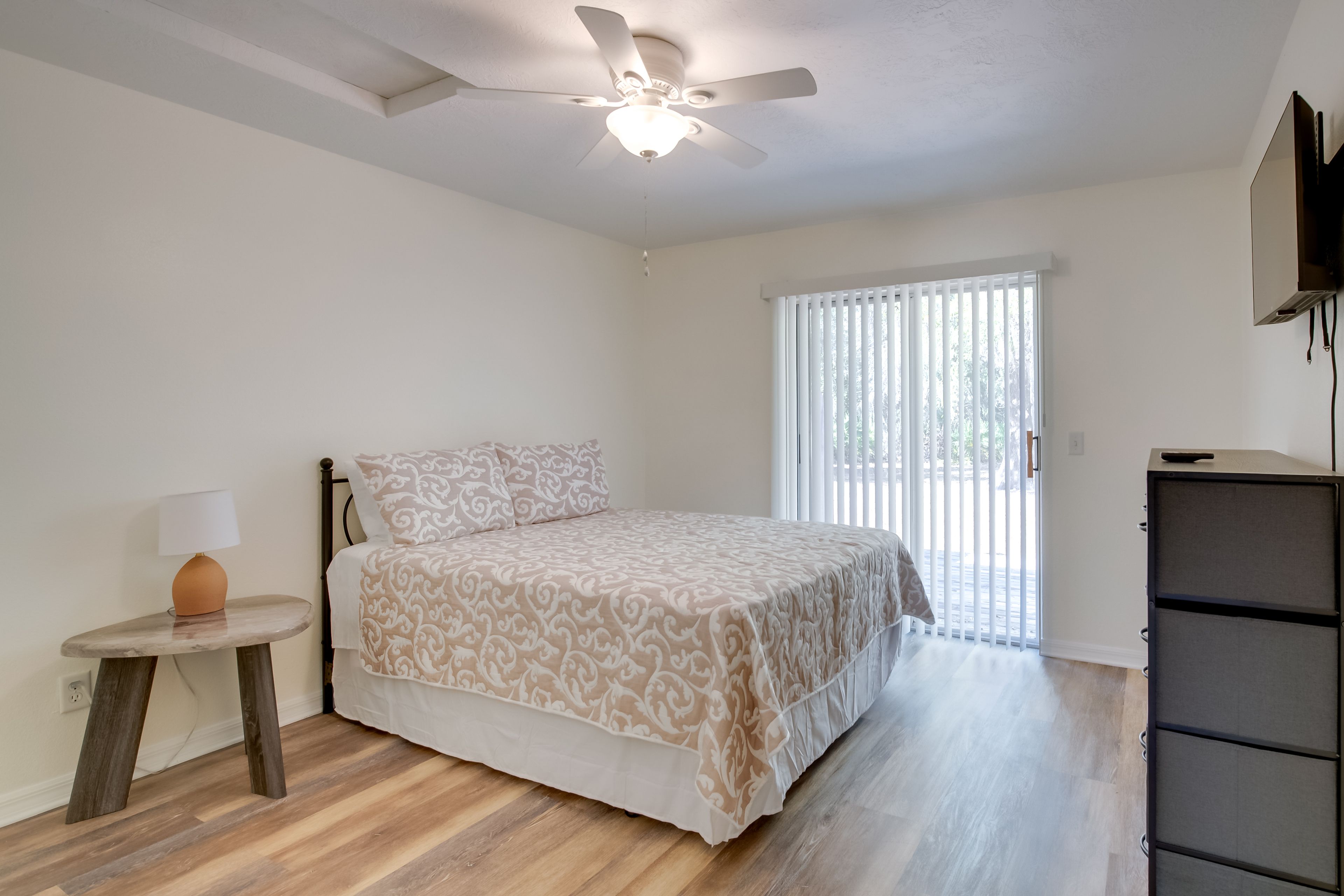 Bedroom 1 | Unit 1 | Queen Bed