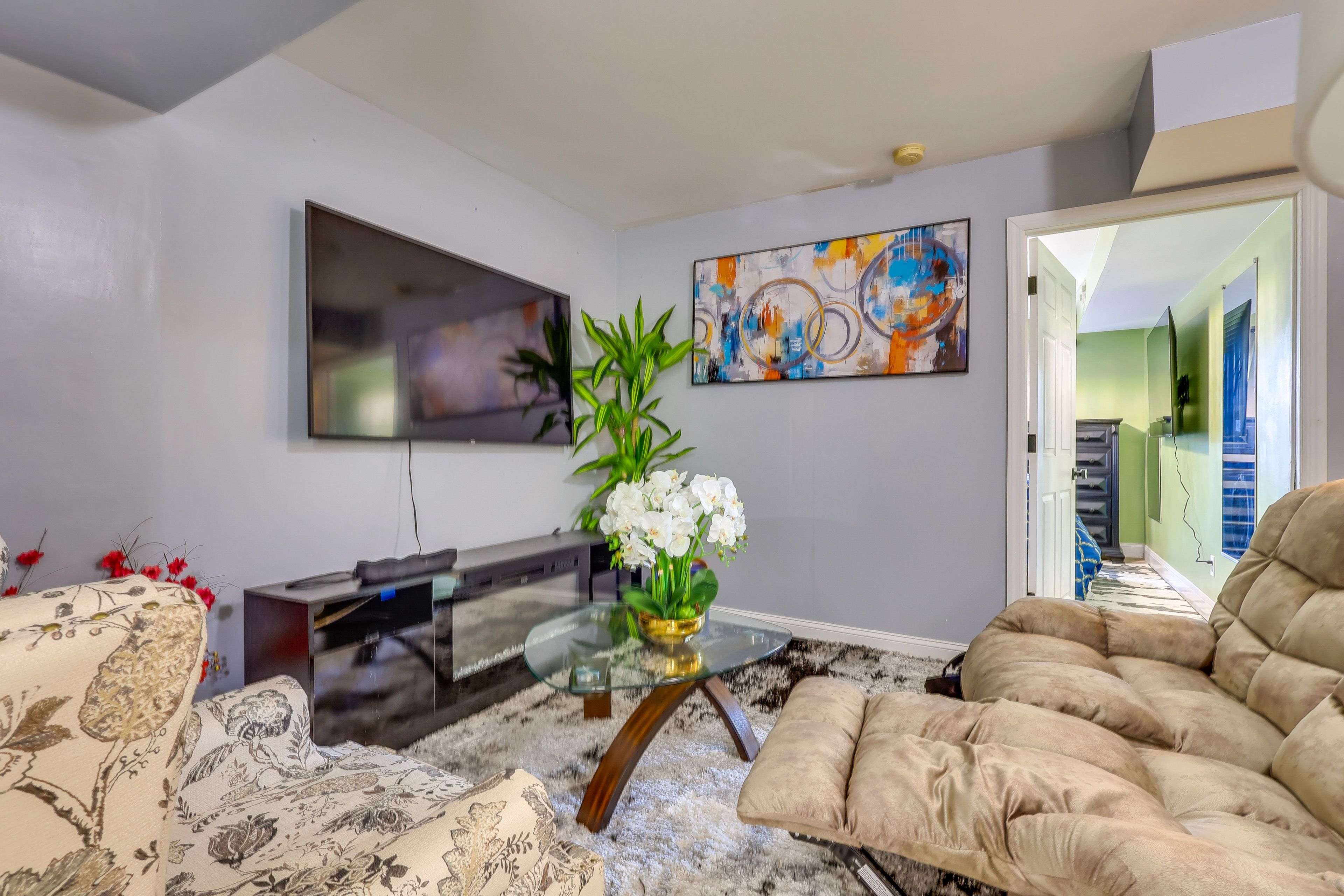 Newark Vacation Rental | 1BR | 1BA | 800 Sq Ft | Steps to Enter