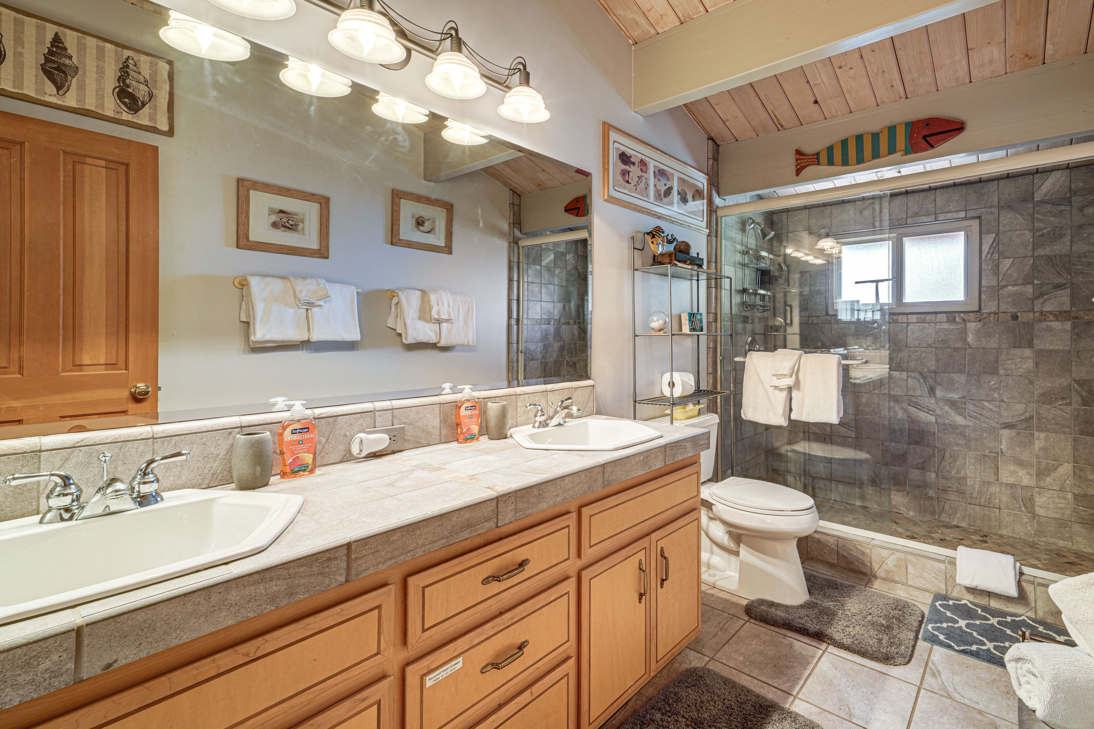 Full Bathroom | 3rd Floor