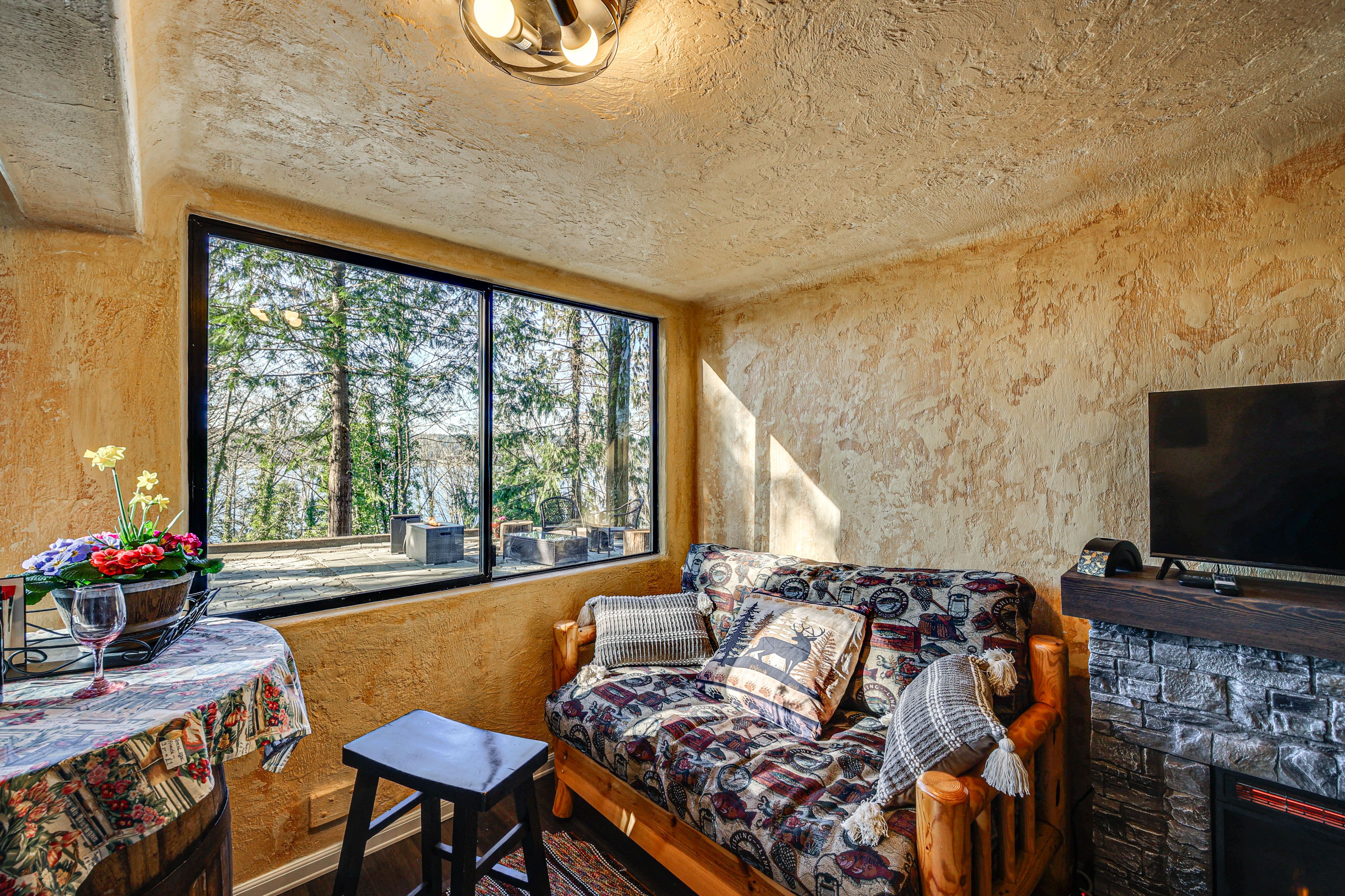 Bonus Room | Queen Bed | Full Sleeper Sofa | Basement Floor | Exterior Steps