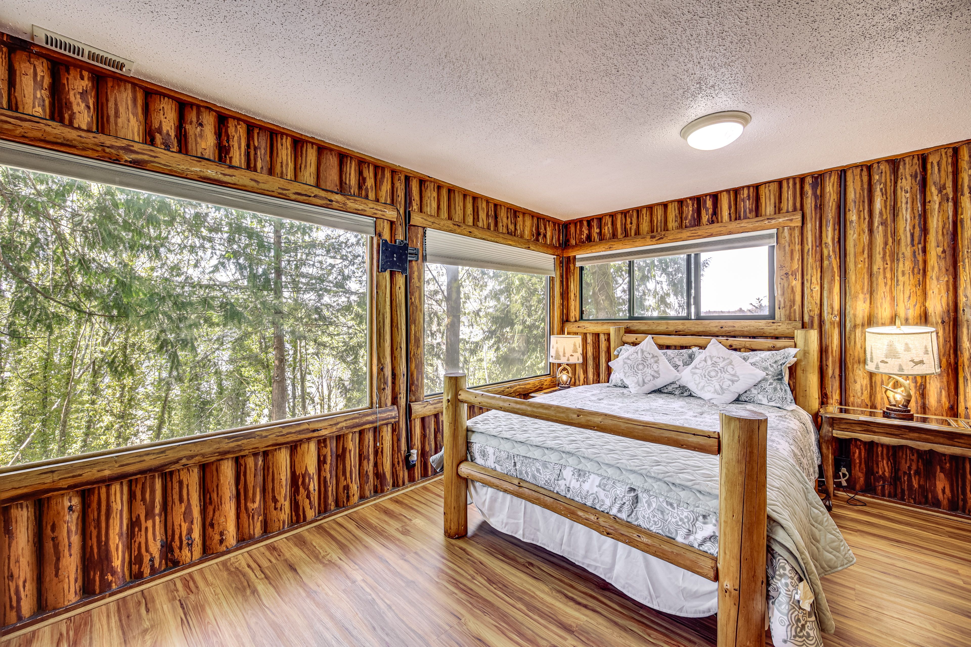 Bedroom 1 | Queen Bed | 1st Floor