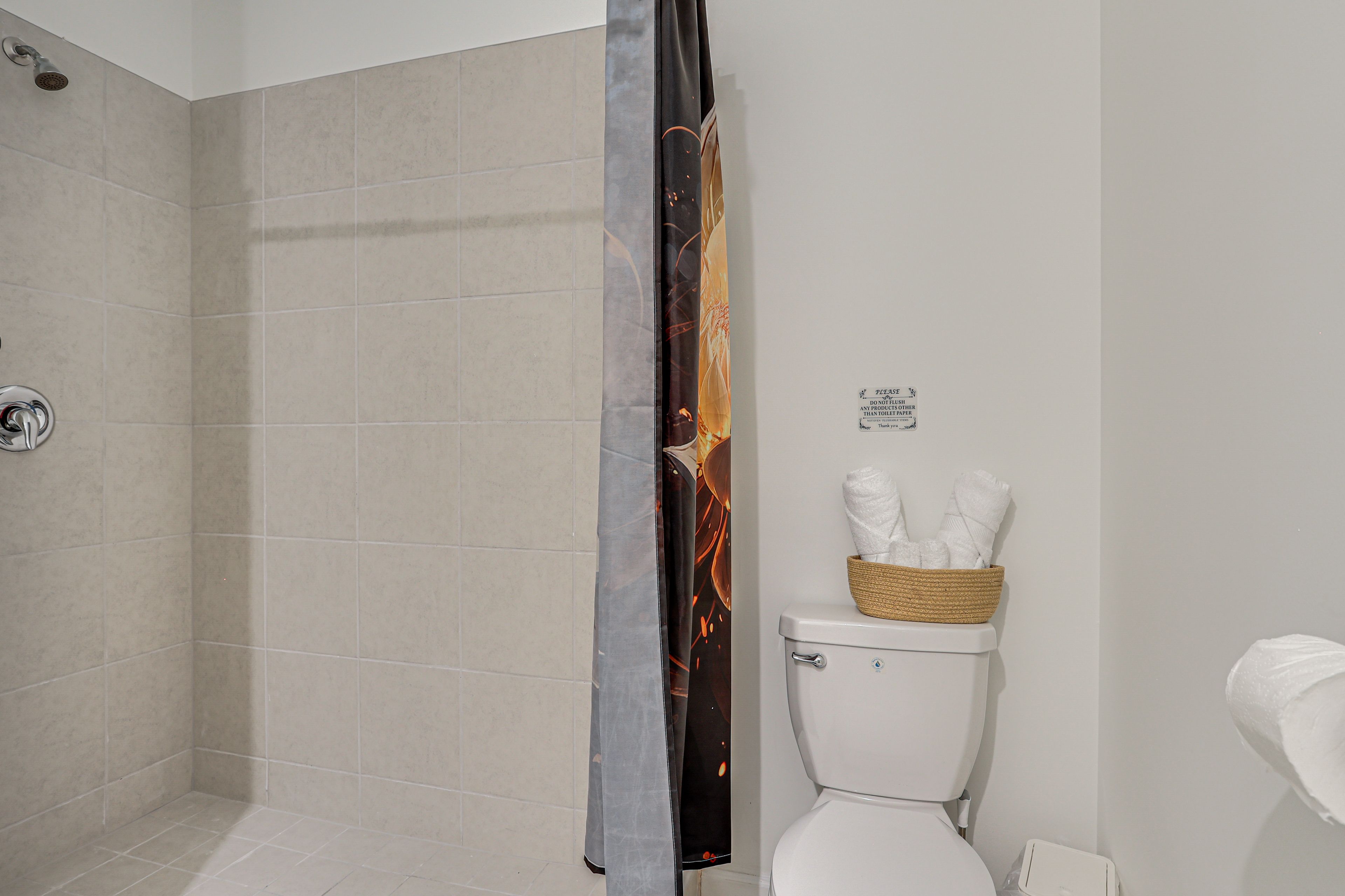 En-Suite Bathroom | Towels & Linens Provided | 2nd Floor