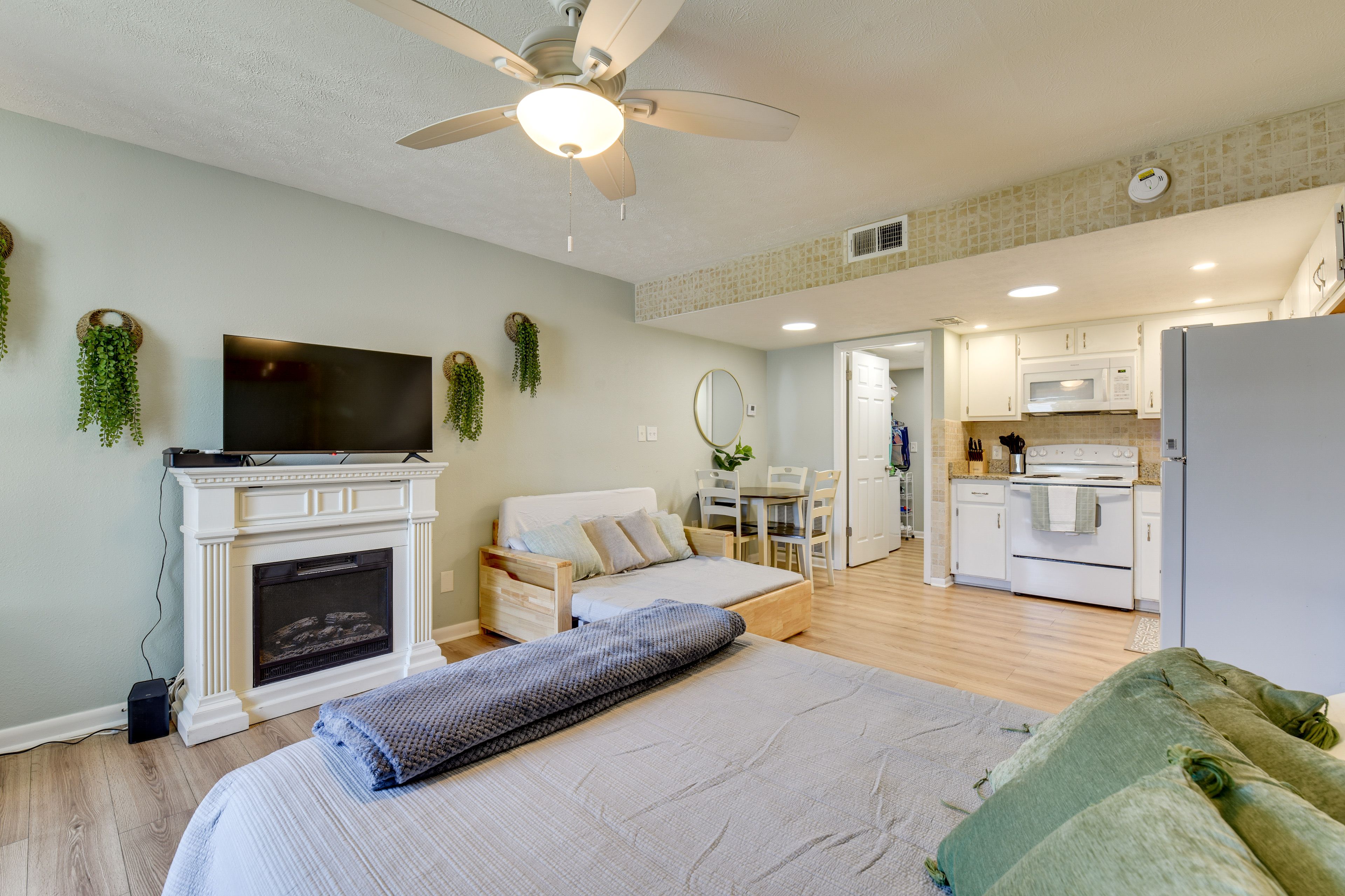 Panama City Beach Vacation Rental | Studio | 1BA | 387 Sq Ft | 2 Steps to Enter