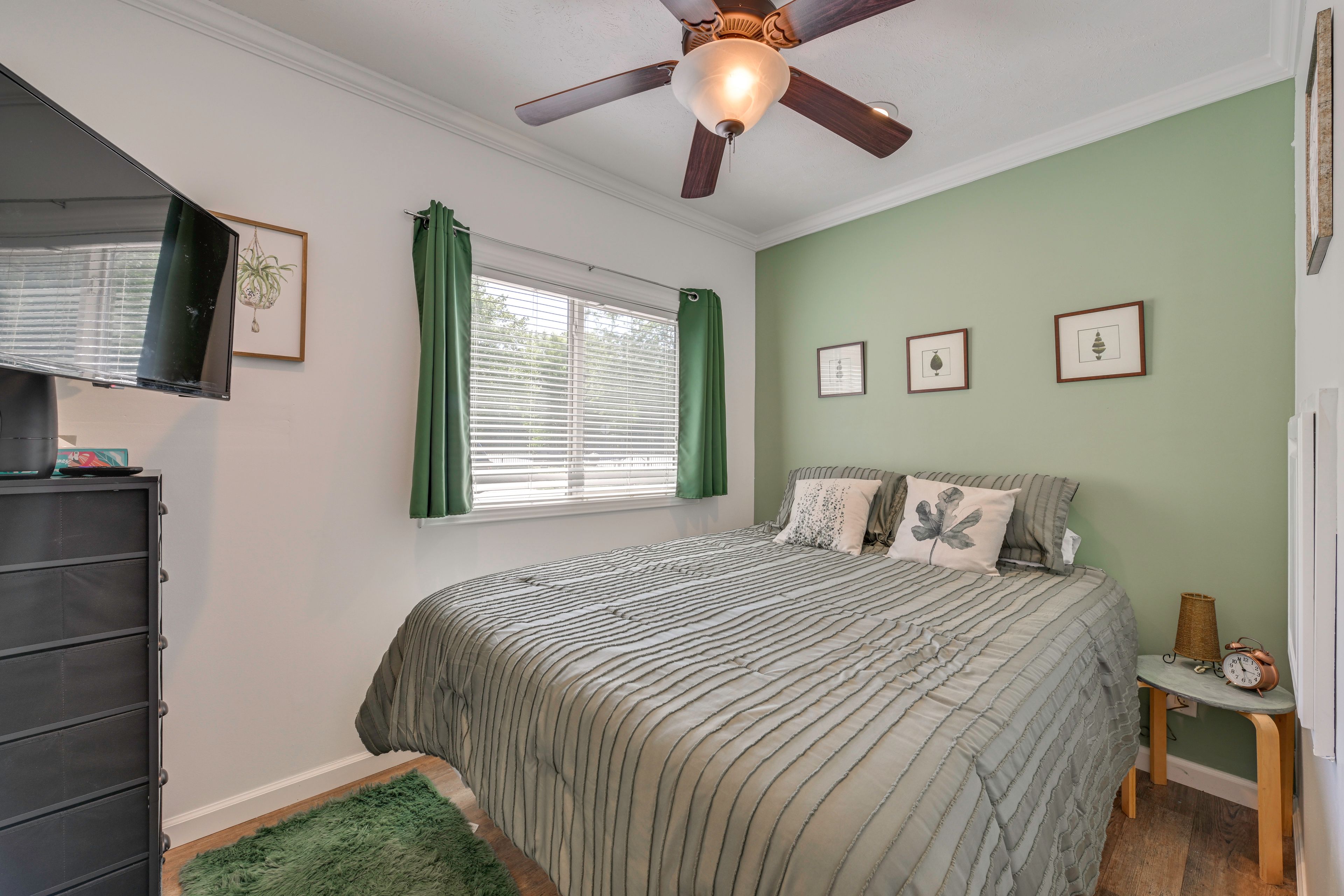 Bedroom 1 | Queen Bed