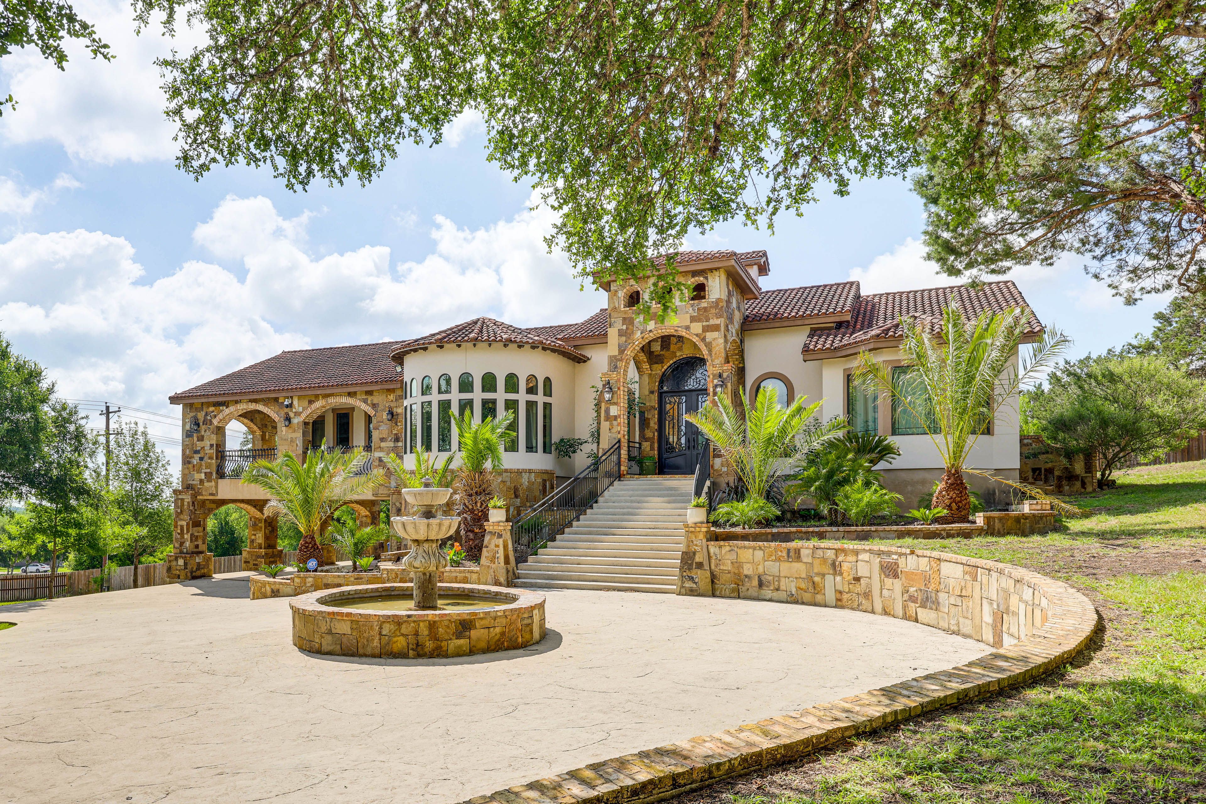 New Braunfels Vacation Rental | 4BR | 2.5BA | 3,500 Sq Ft