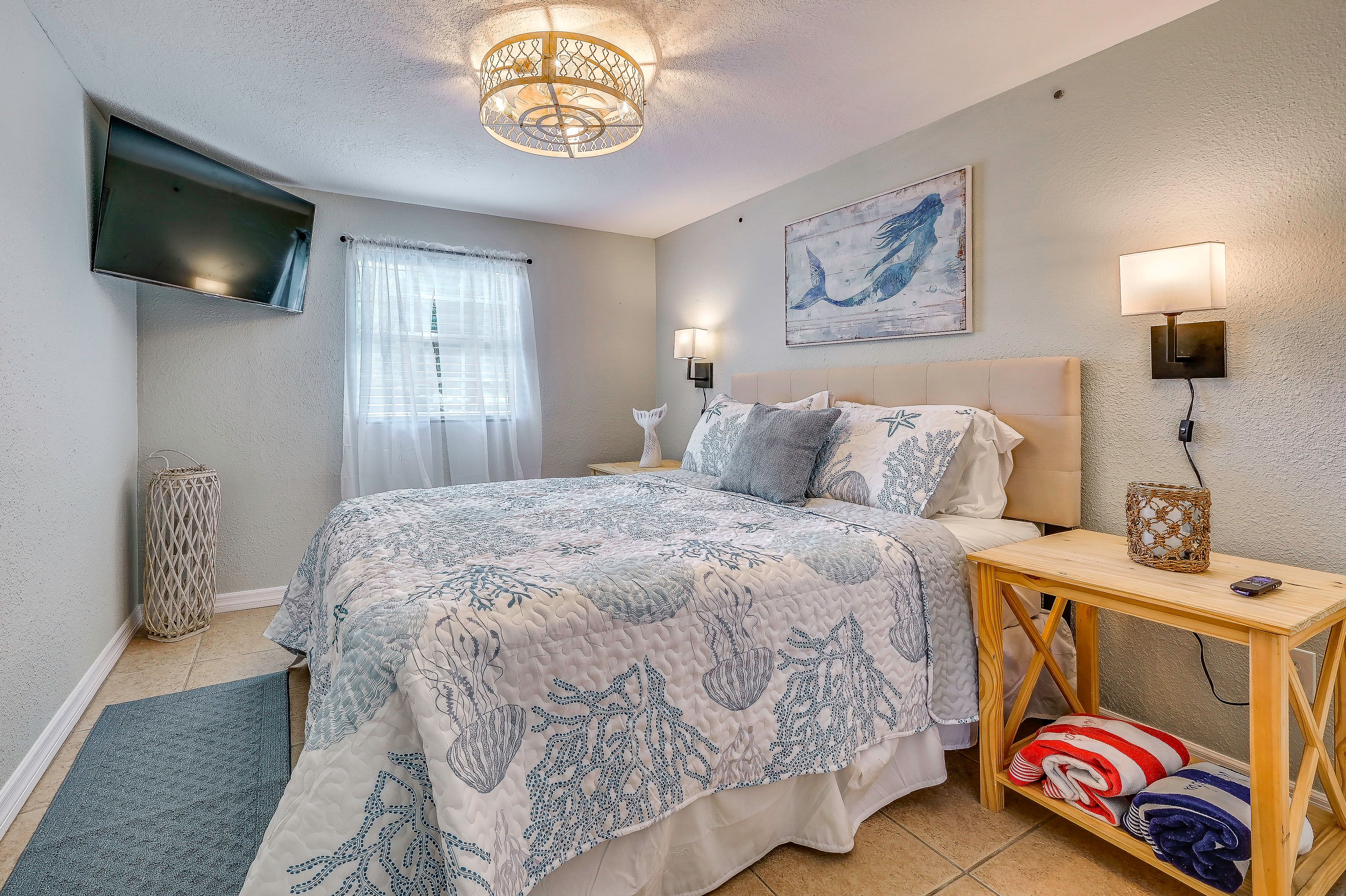 Bedroom 1 | Queen Bed