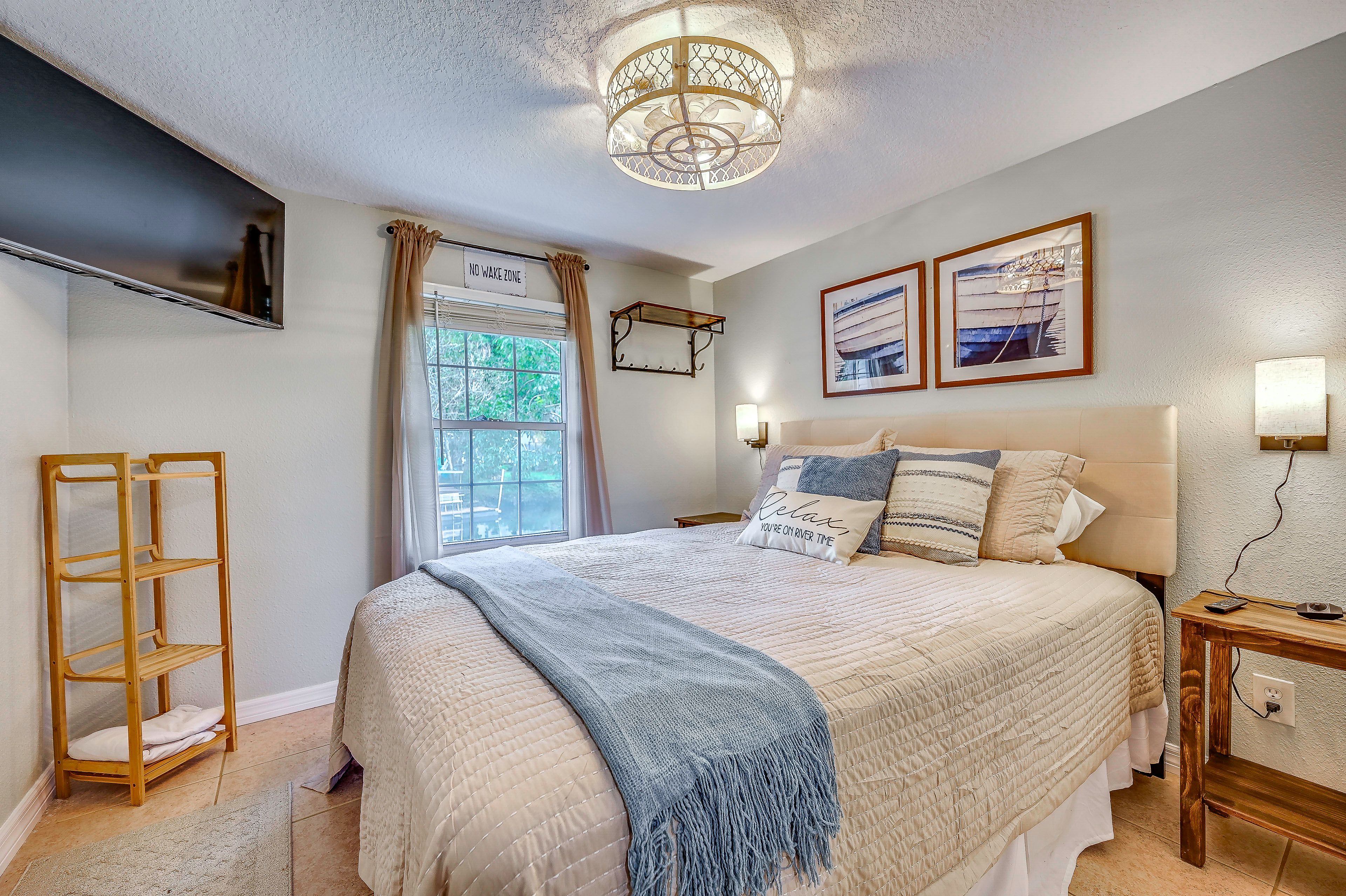 Bedroom 3 | Queen Bed