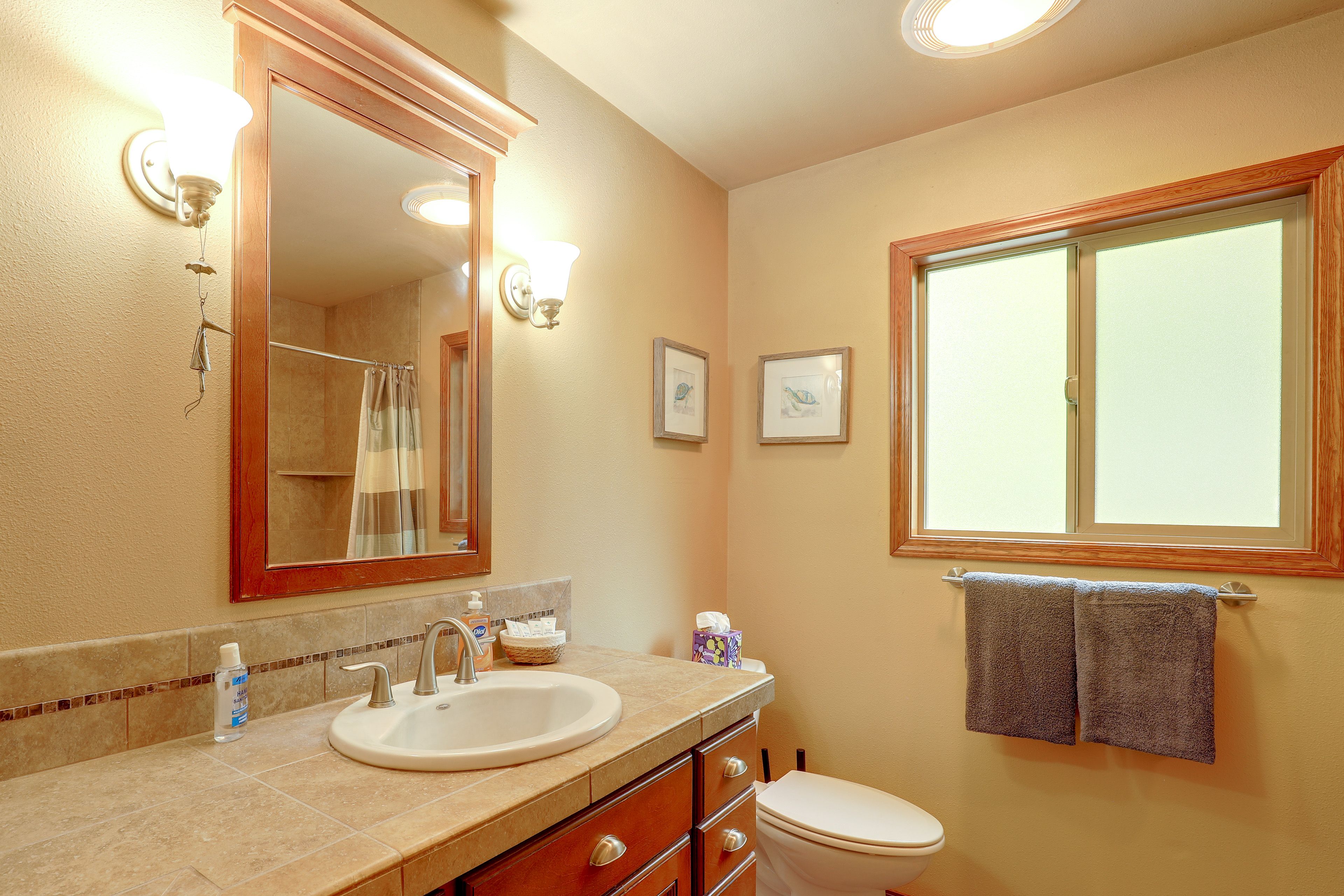 Full Bathroom | Towels & Linens Provided | 1st Floor