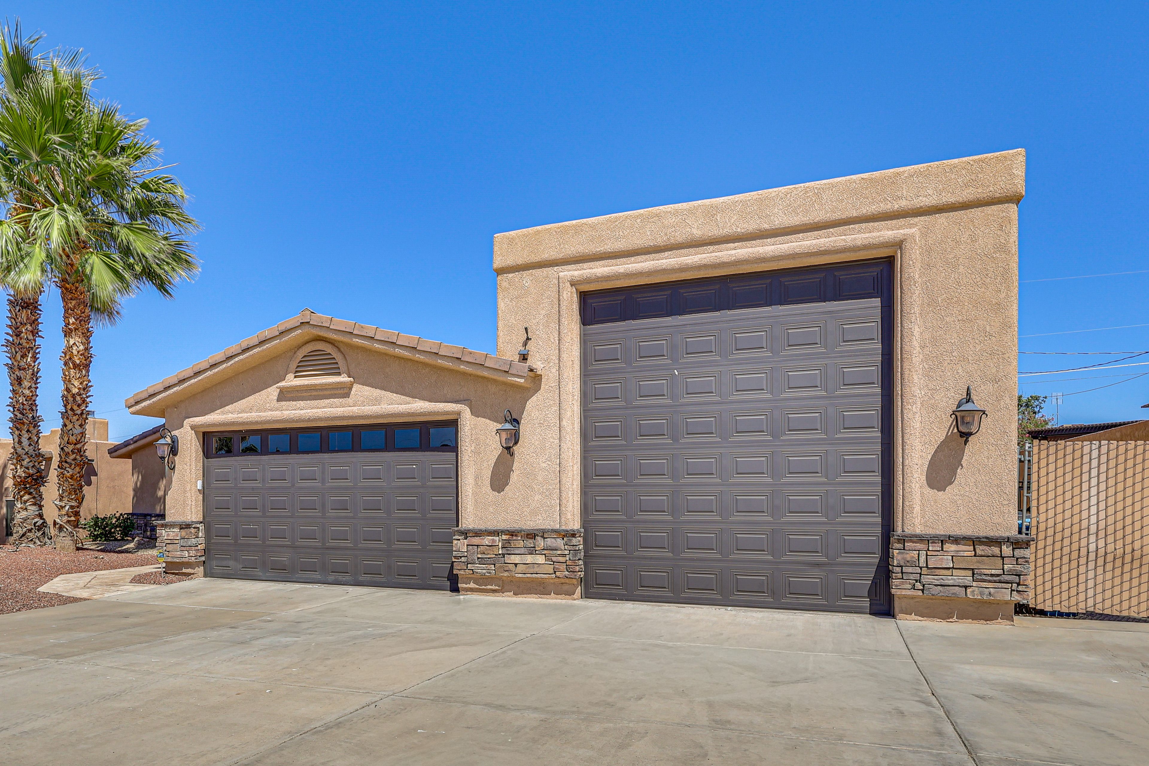 Parking | Driveway (5 Vehicles) | RV/Trailer/Boat Parking Allowed