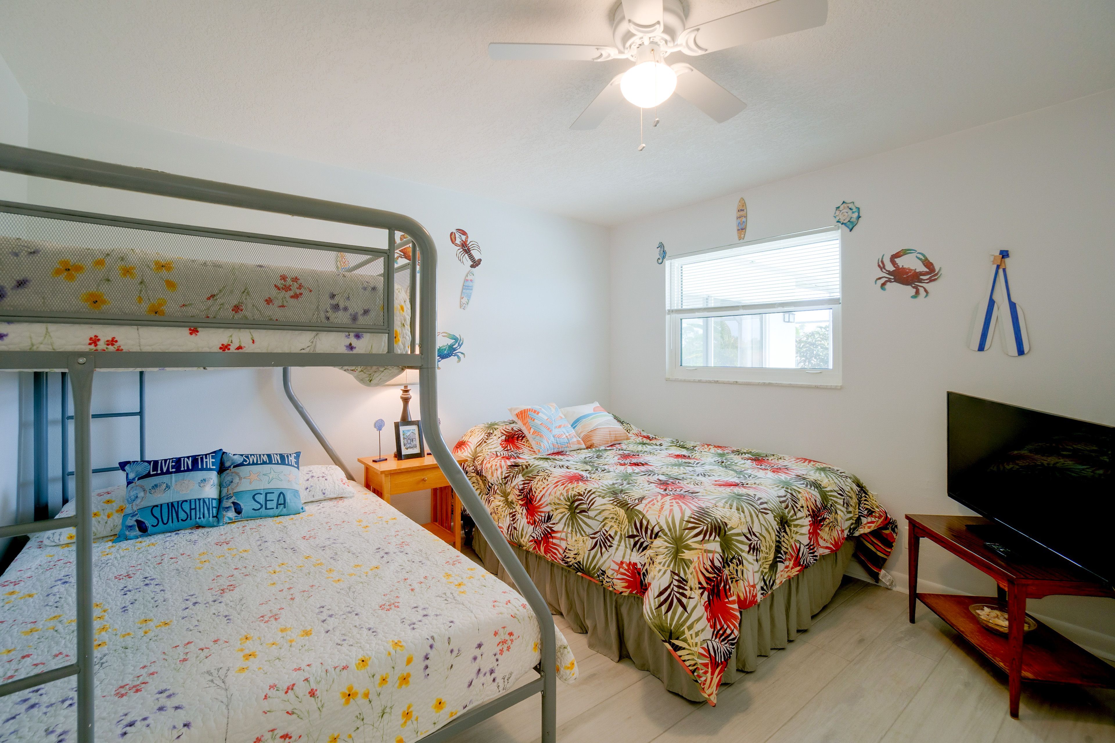 Bedroom 3 | Twin/Queen Bunk Bed