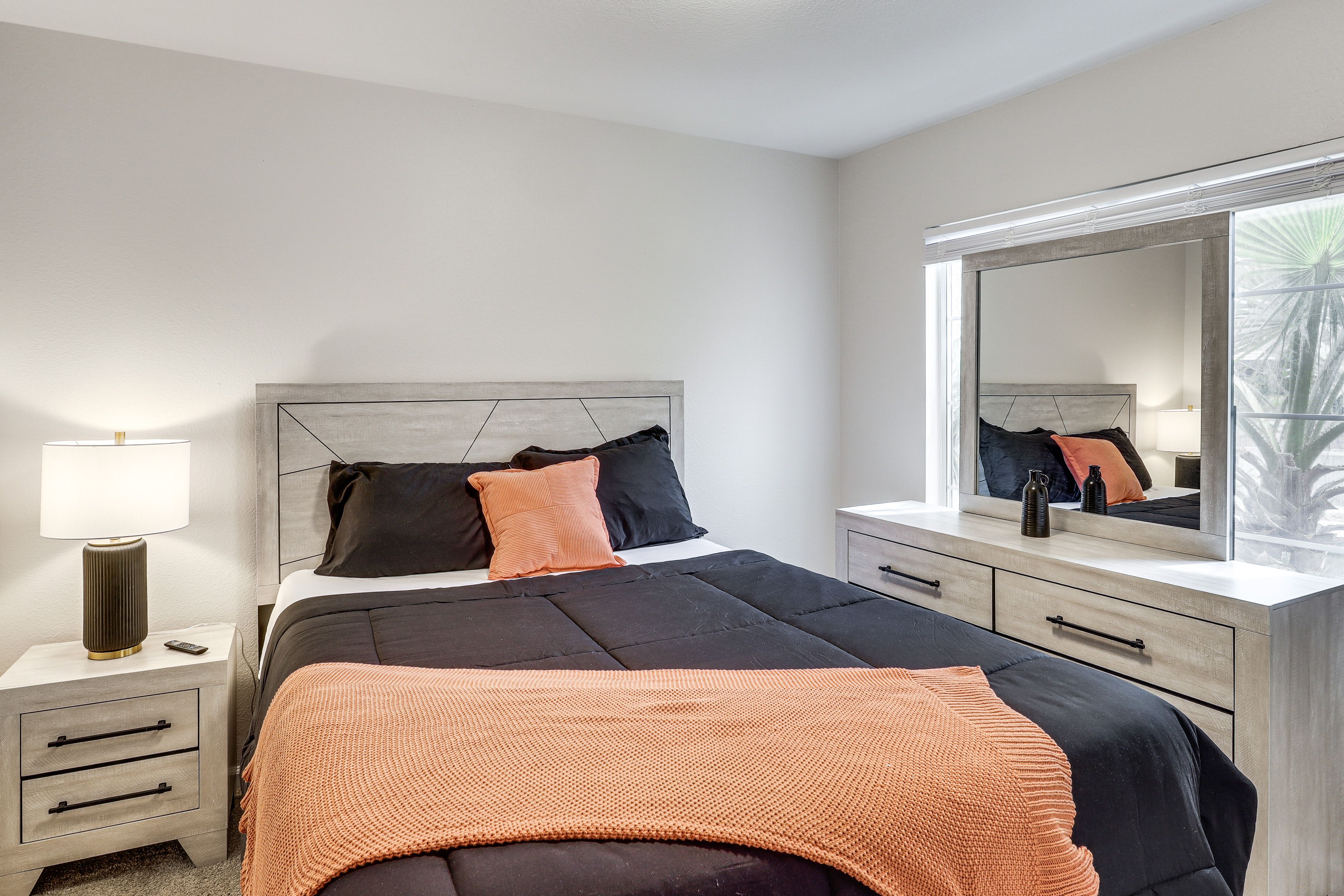 Bedroom 2 | Queen Bed