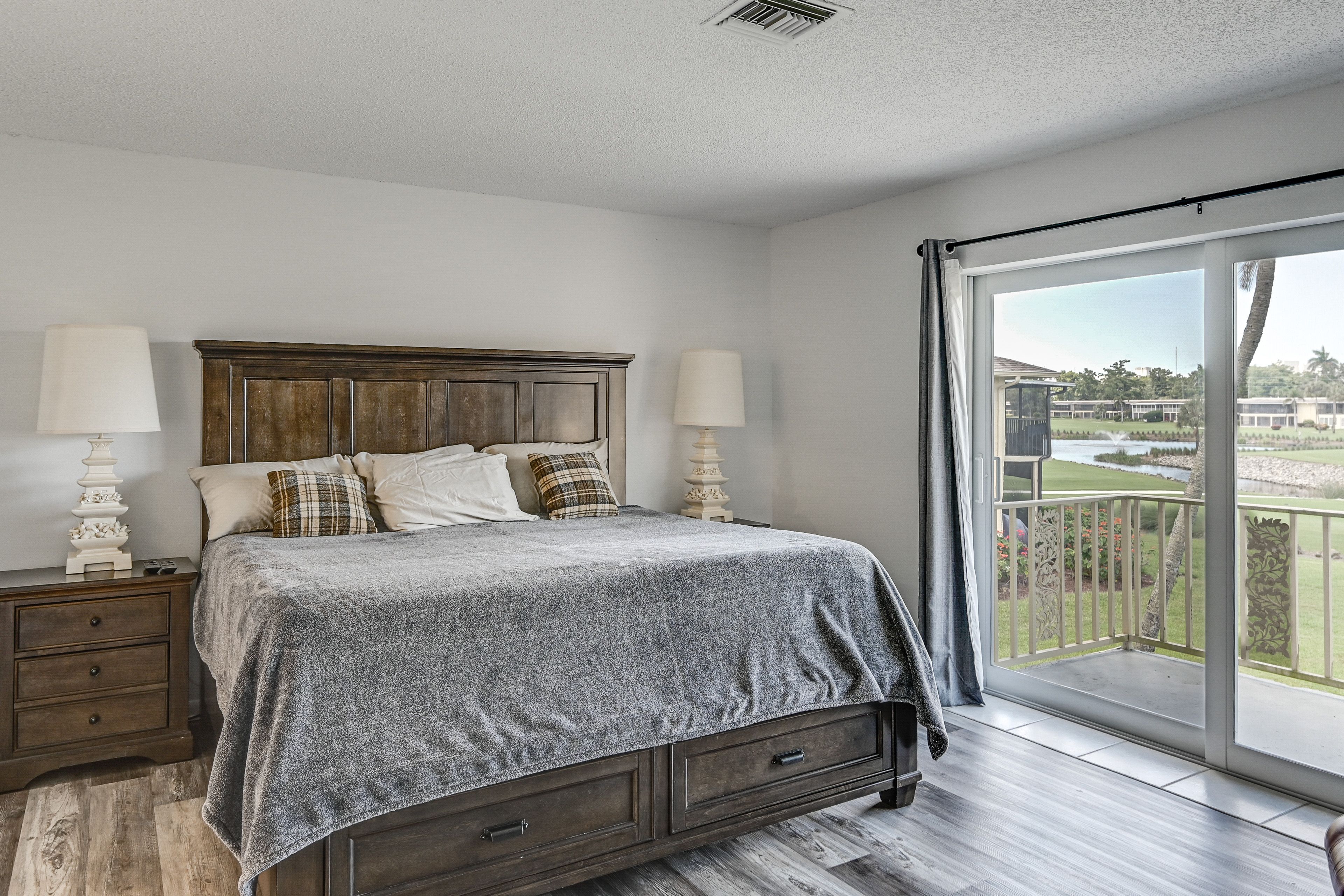 Bedroom 1 | King Bed