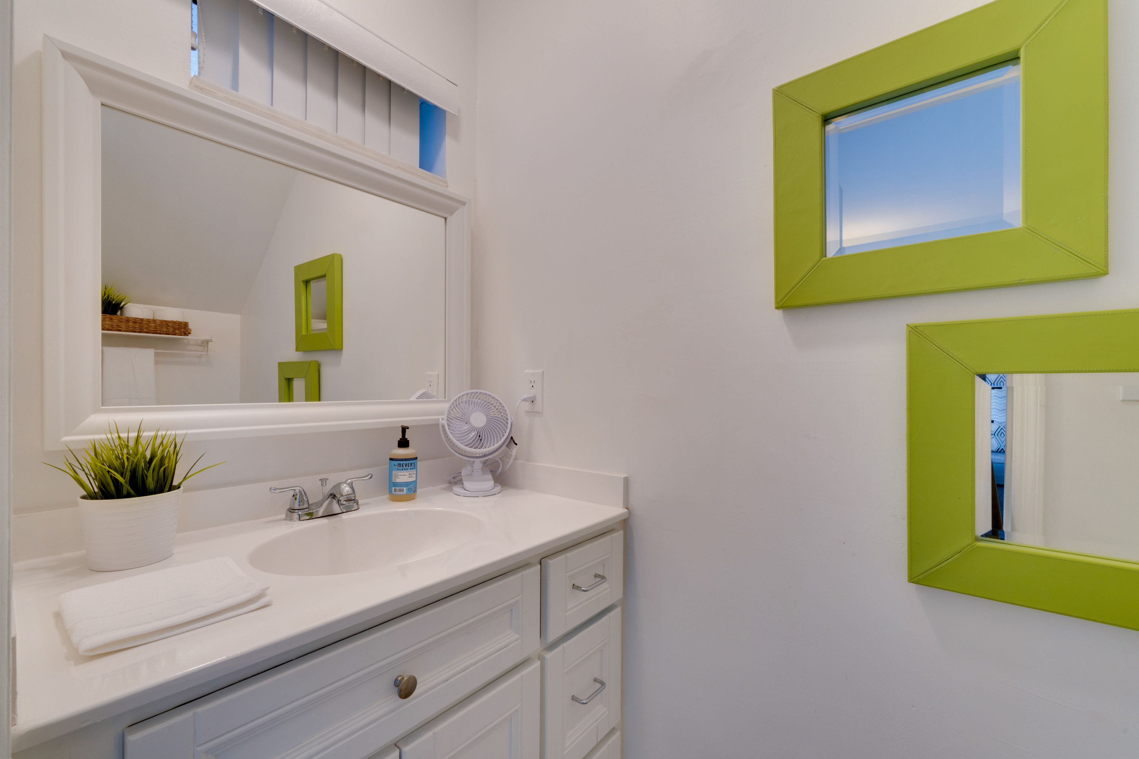 Half Bathroom | 1st Floor