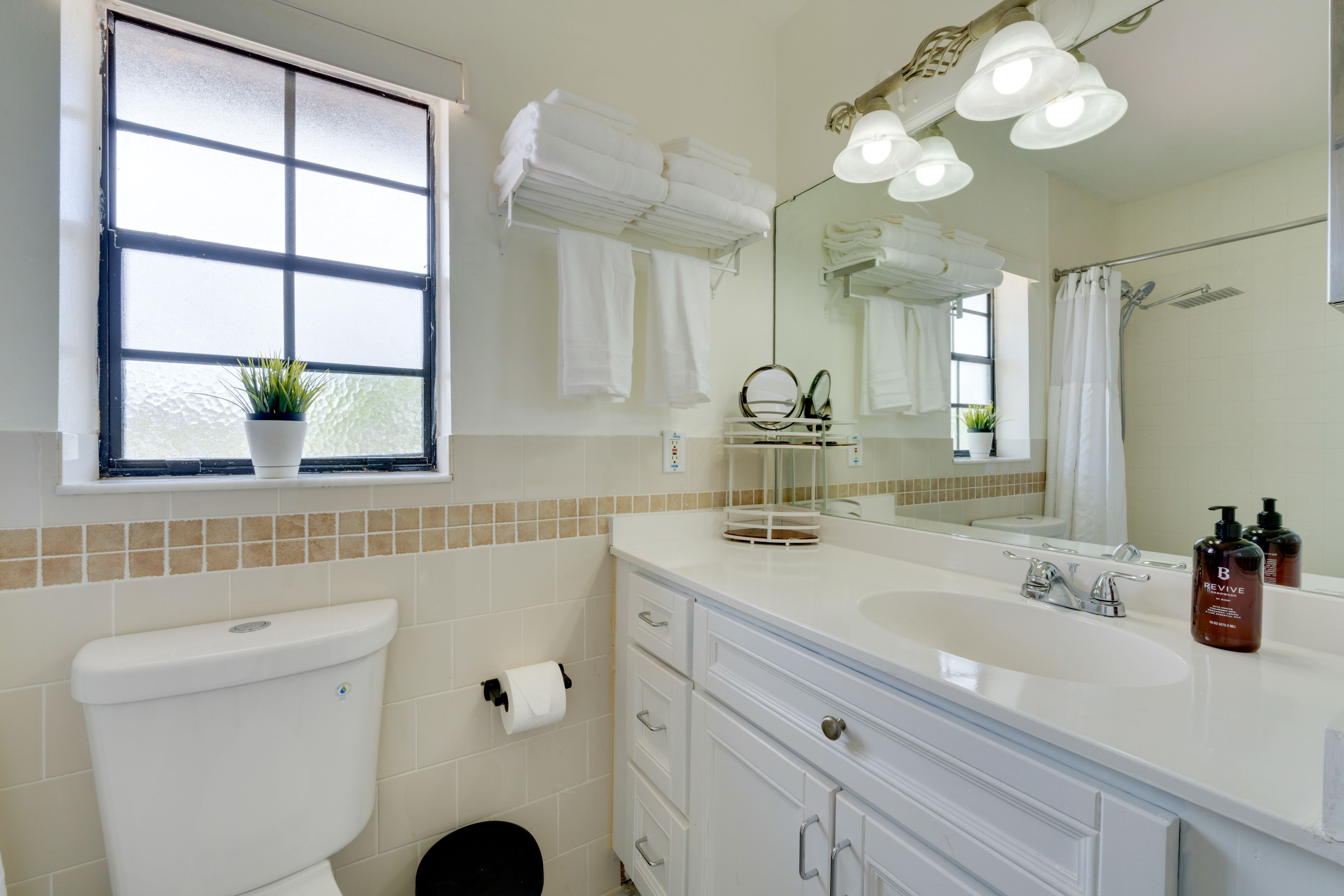 Full Bathroom | 2nd Floor