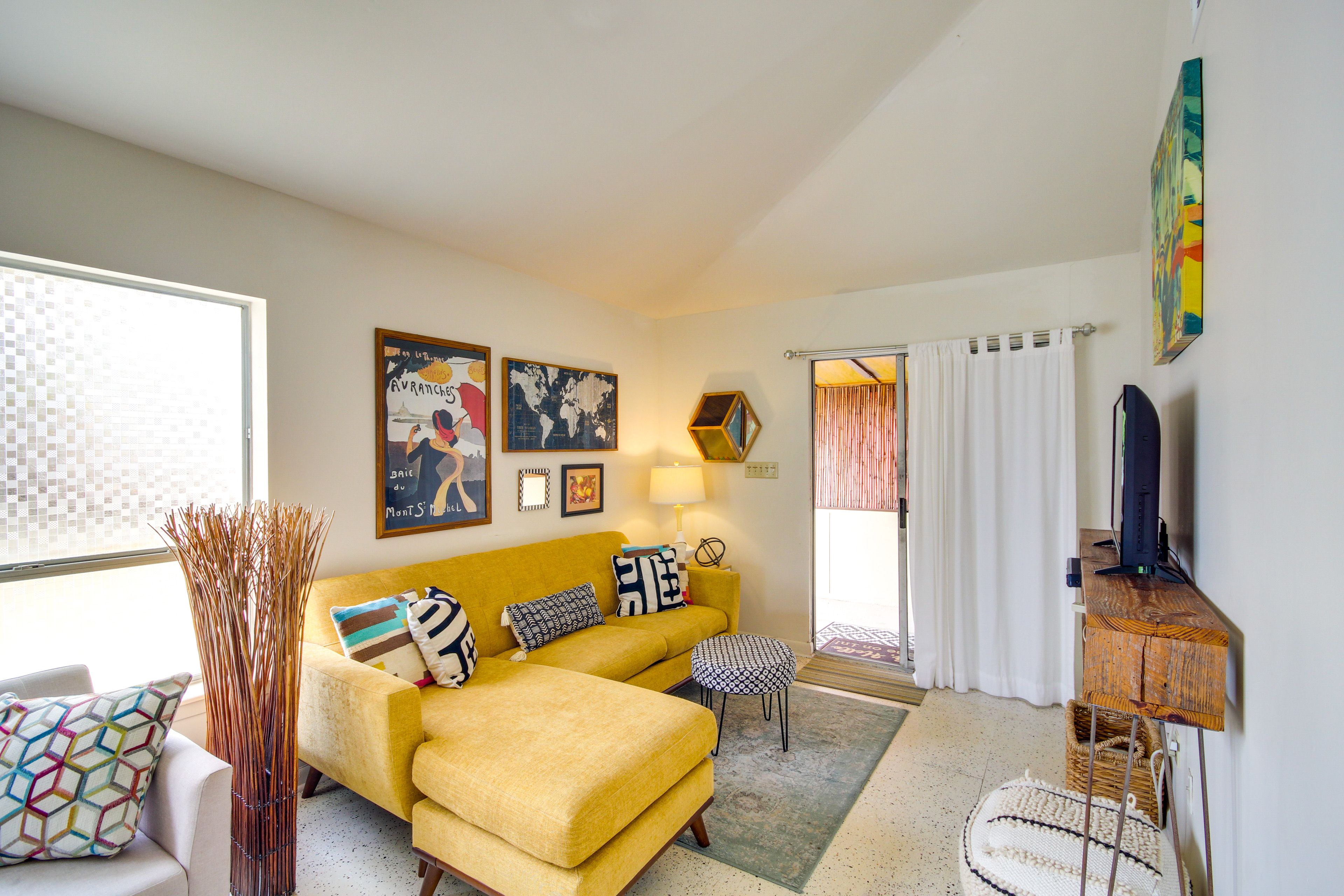 Deja View B | Living Room