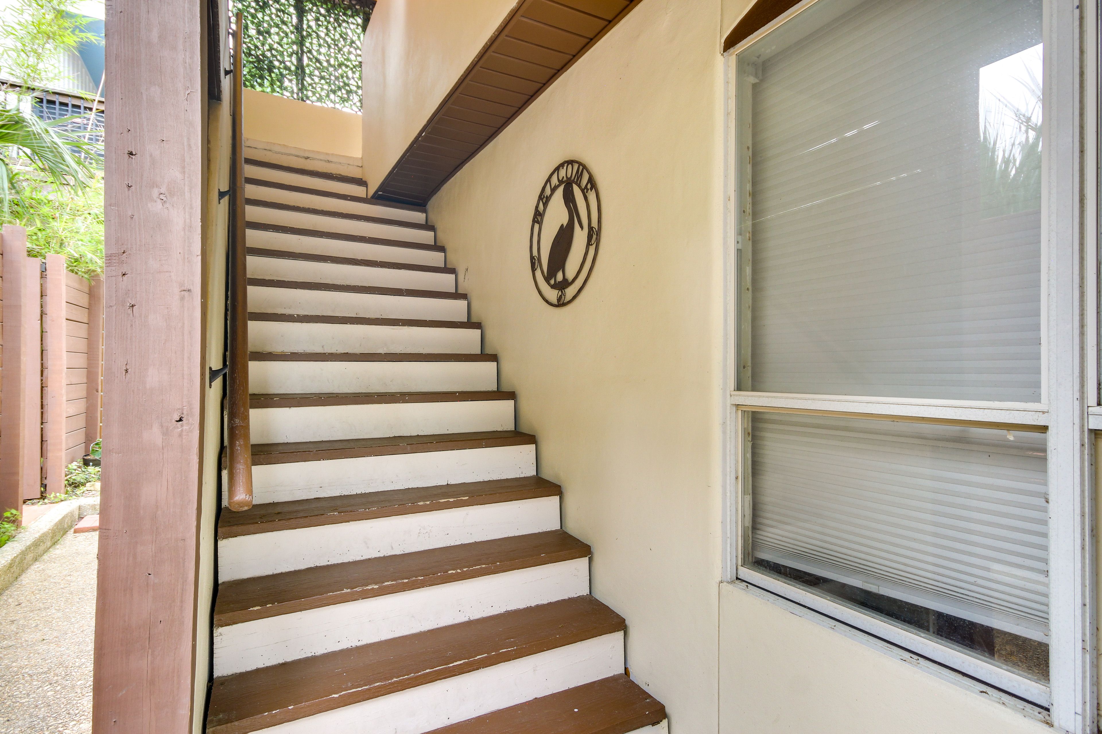 Deja View B | Exterior