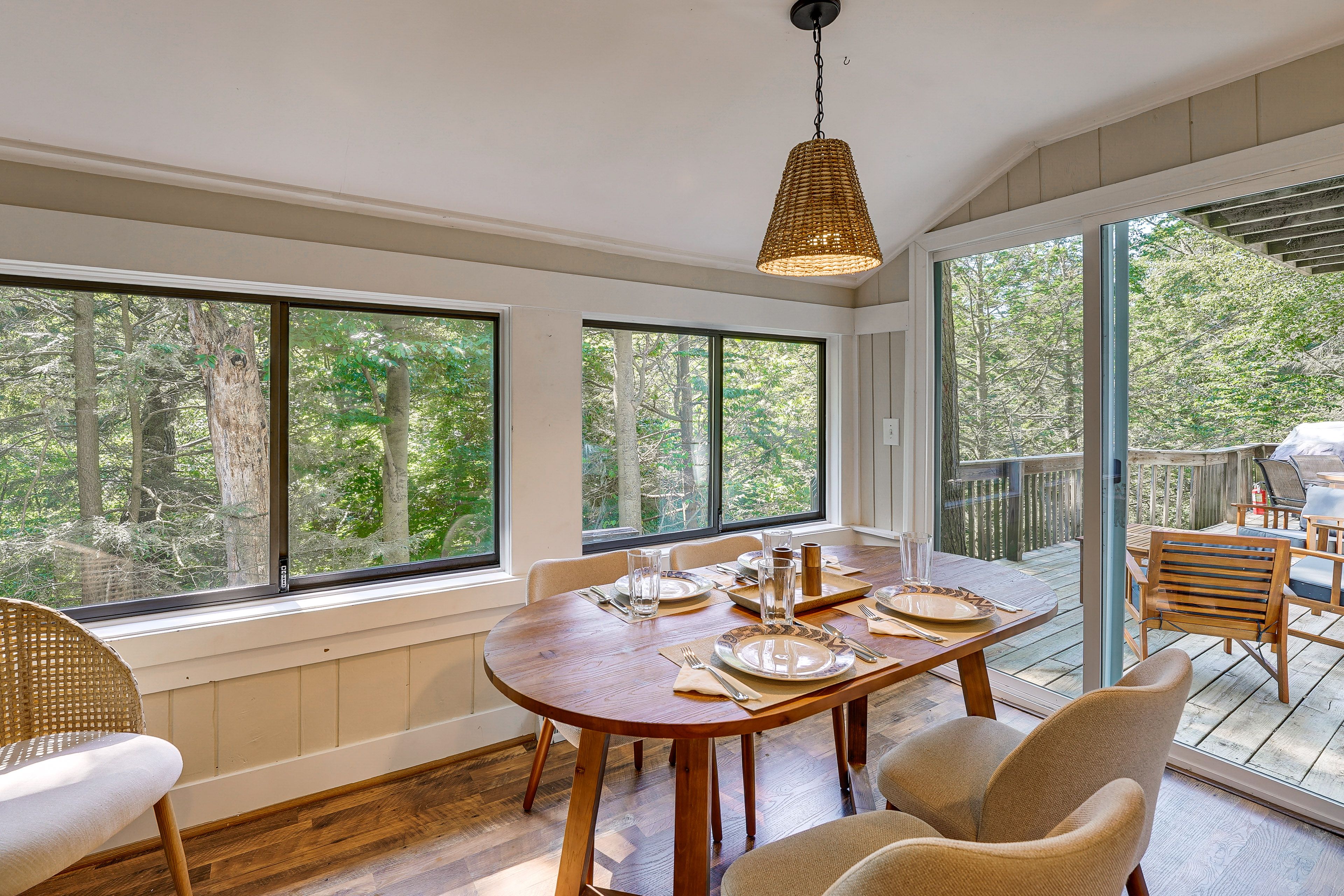 Dining Area | Dishes & Flatware Provided