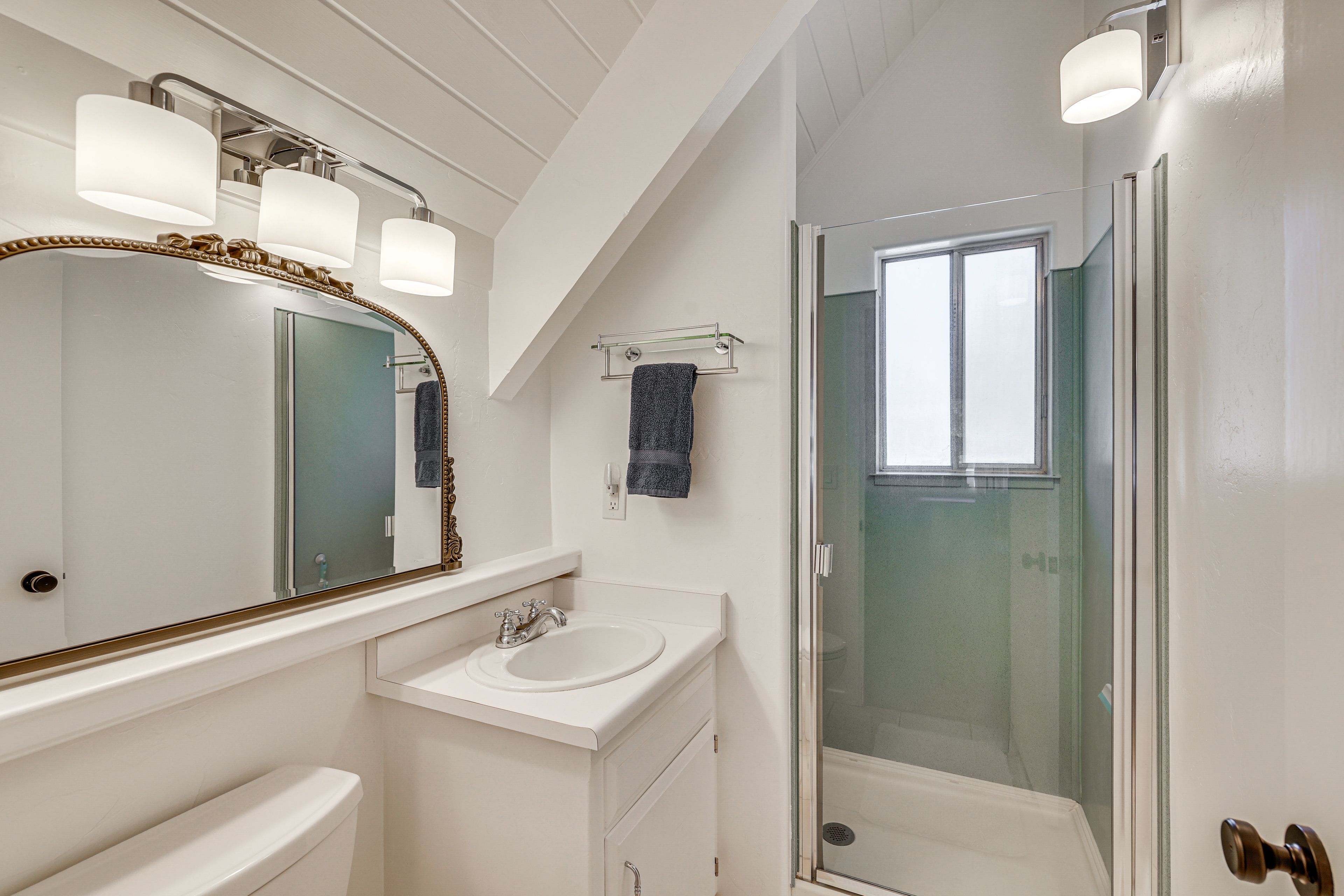 Bathroom | 2nd Floor