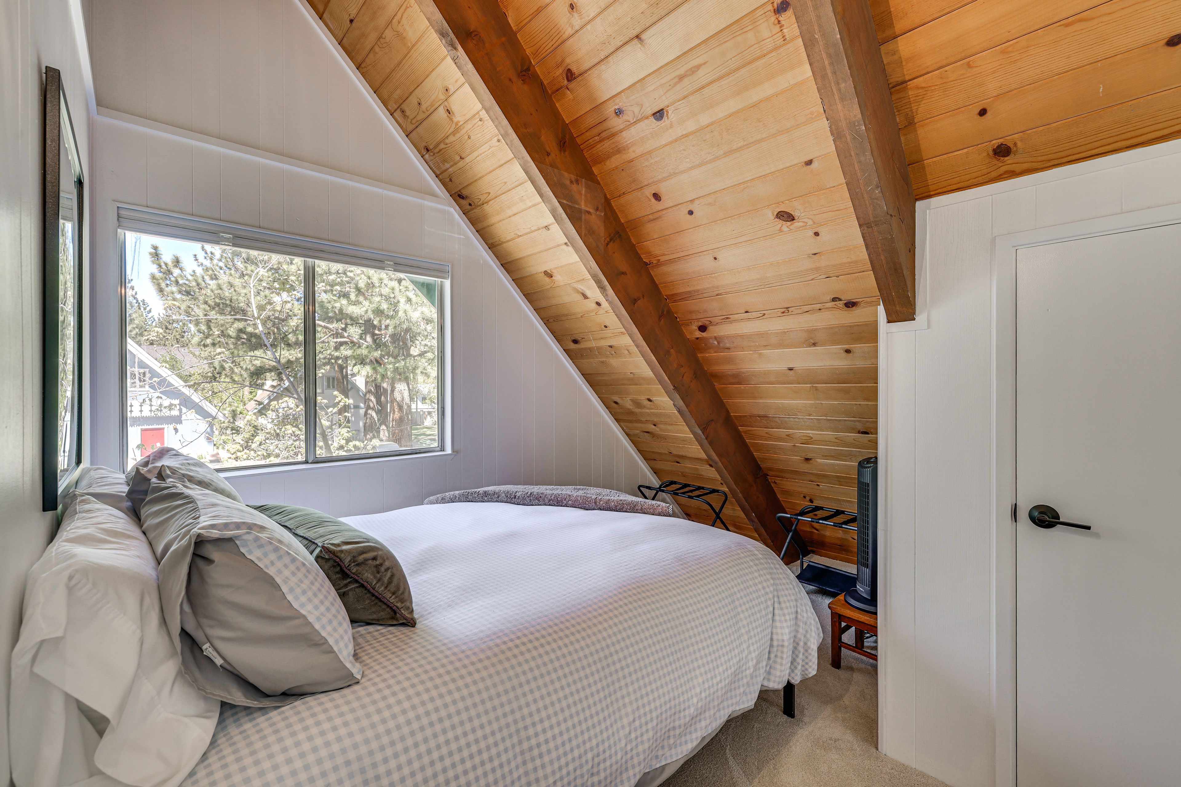 Bedroom | Queen Bed | 2nd Floor