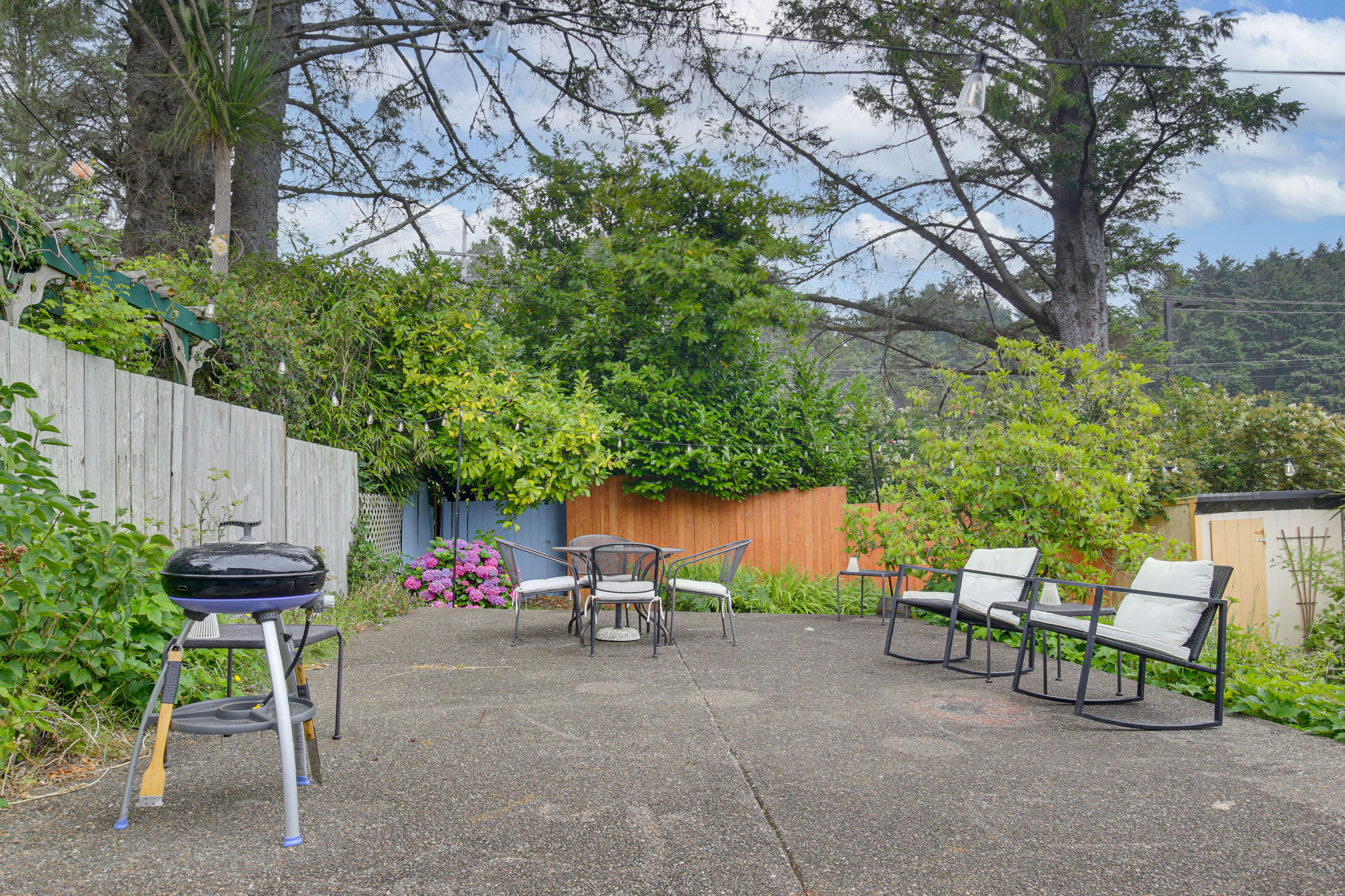 Patio w/ Gas Grill & Dining Set