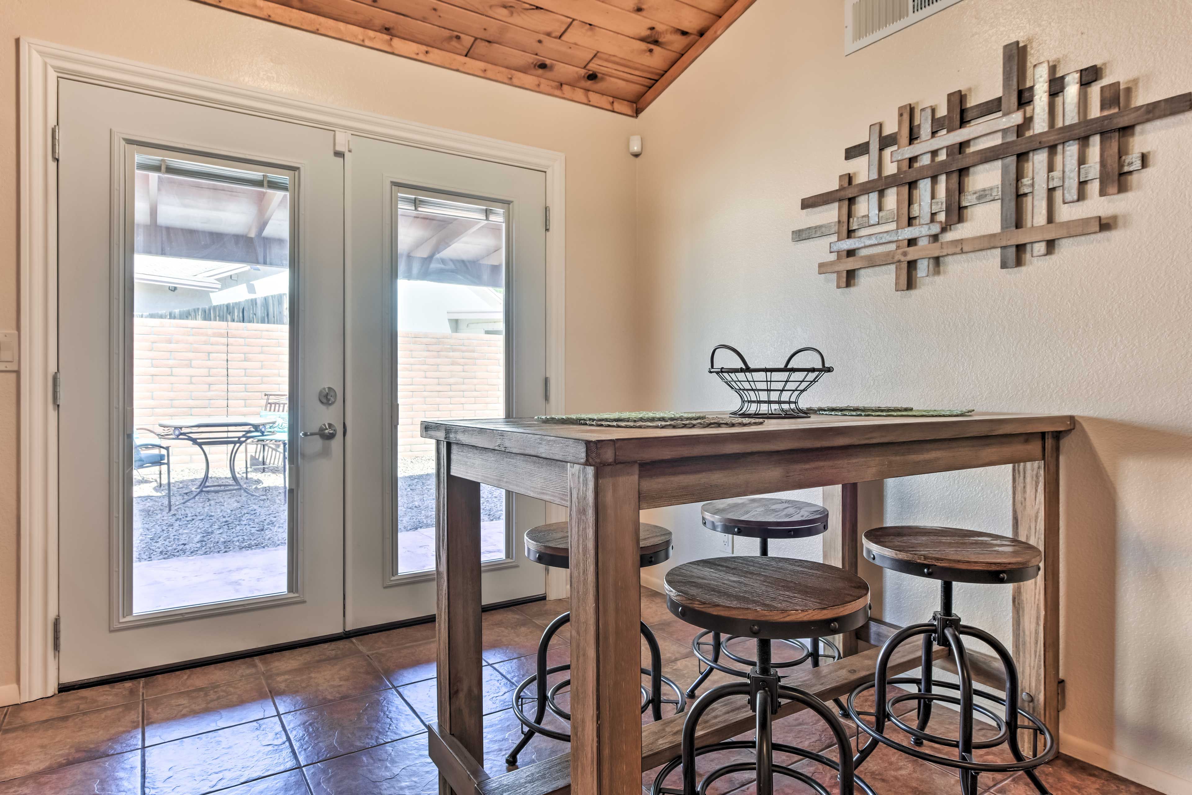 Dining Area | Dishware/Flatware Provided