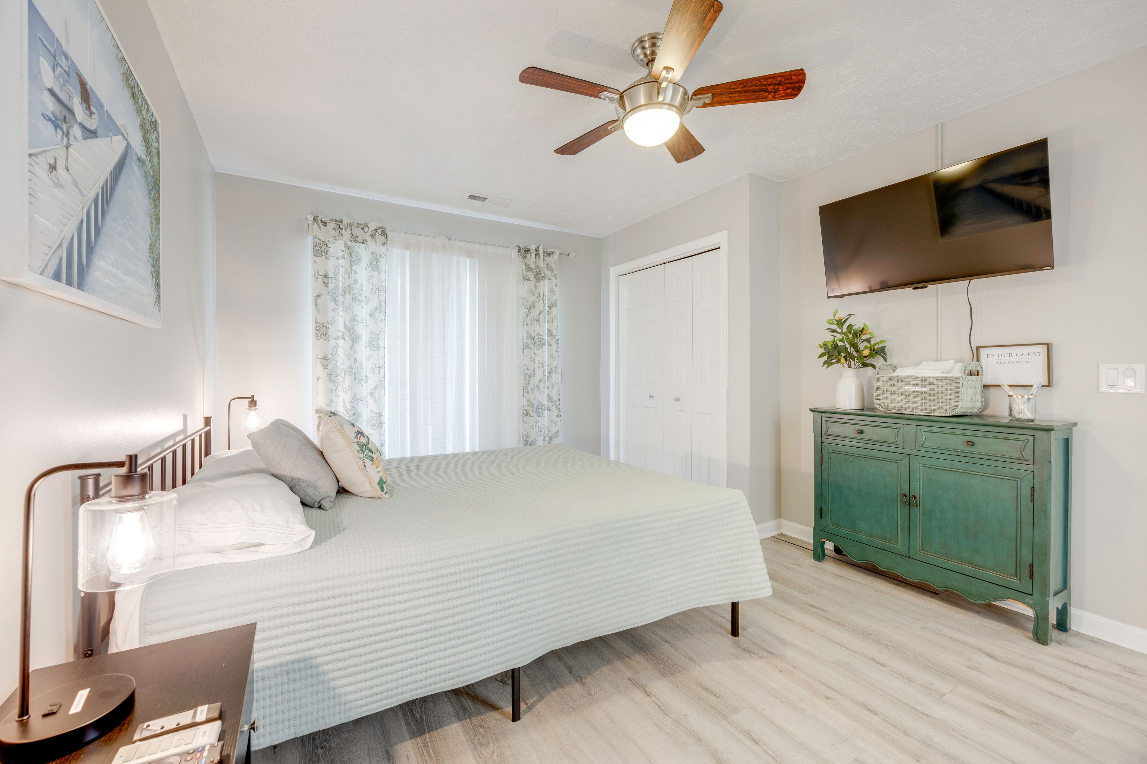 Bedroom 1 | Queen Bed
