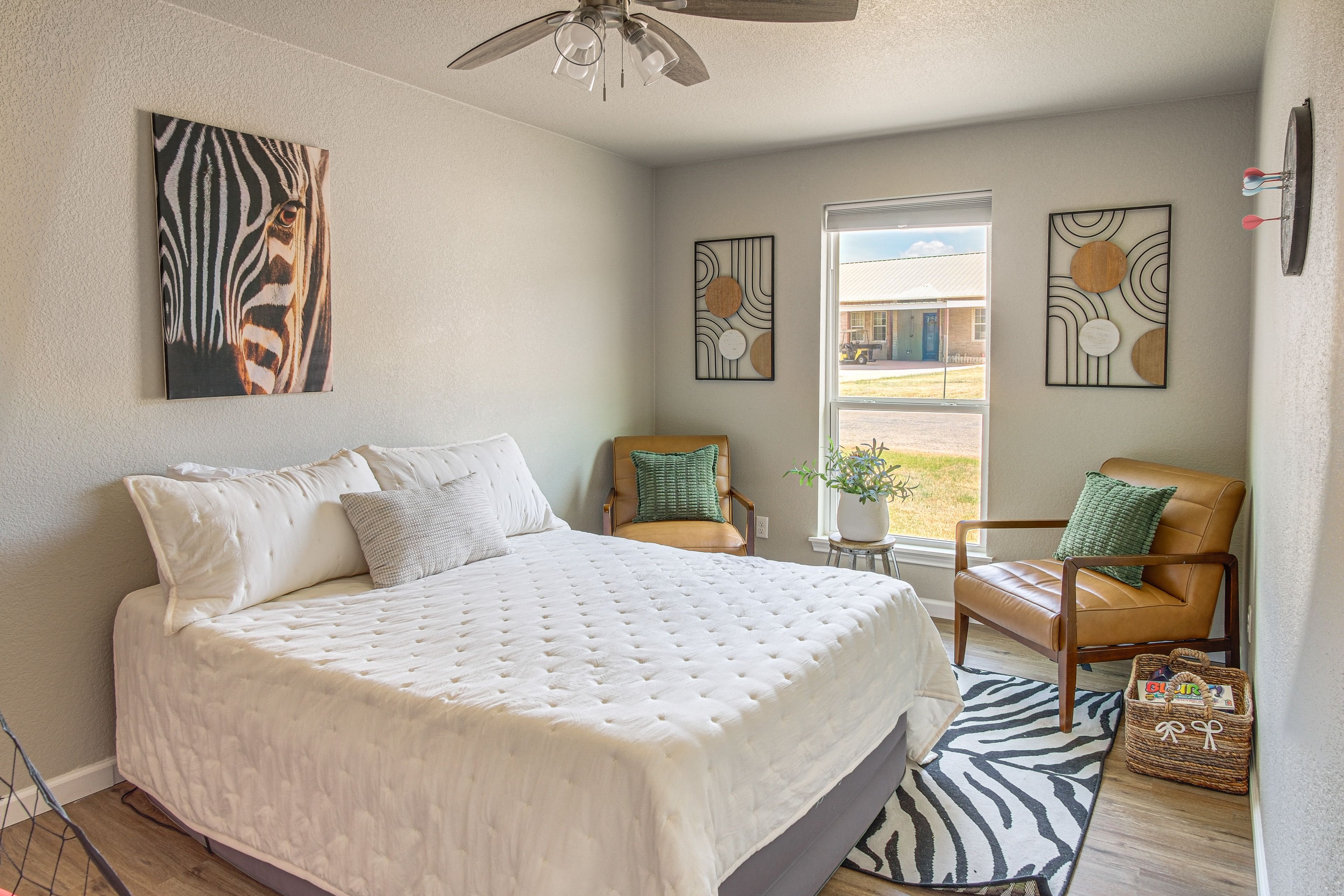 Game Room | Queen Bed