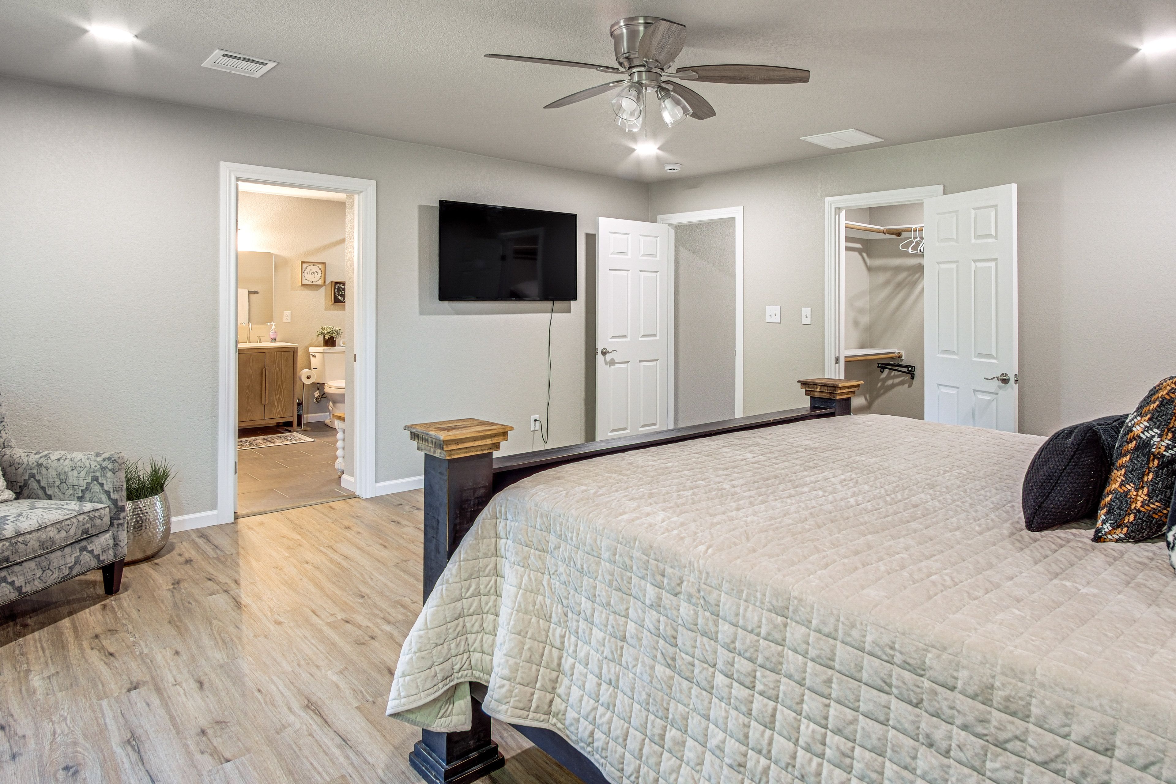 Bedroom 1 | King Bed