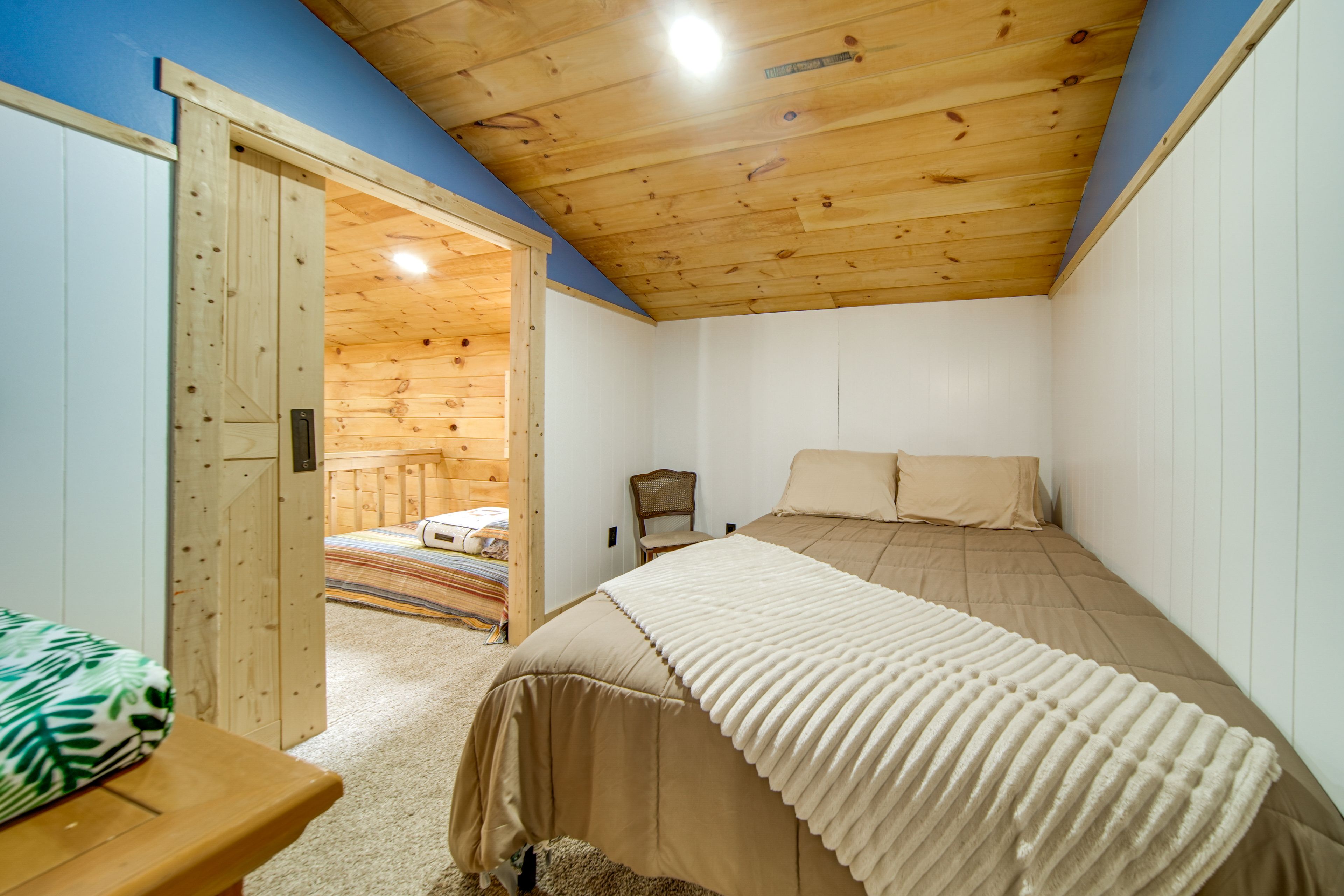 Den | Queen Bed | 2nd Floor
