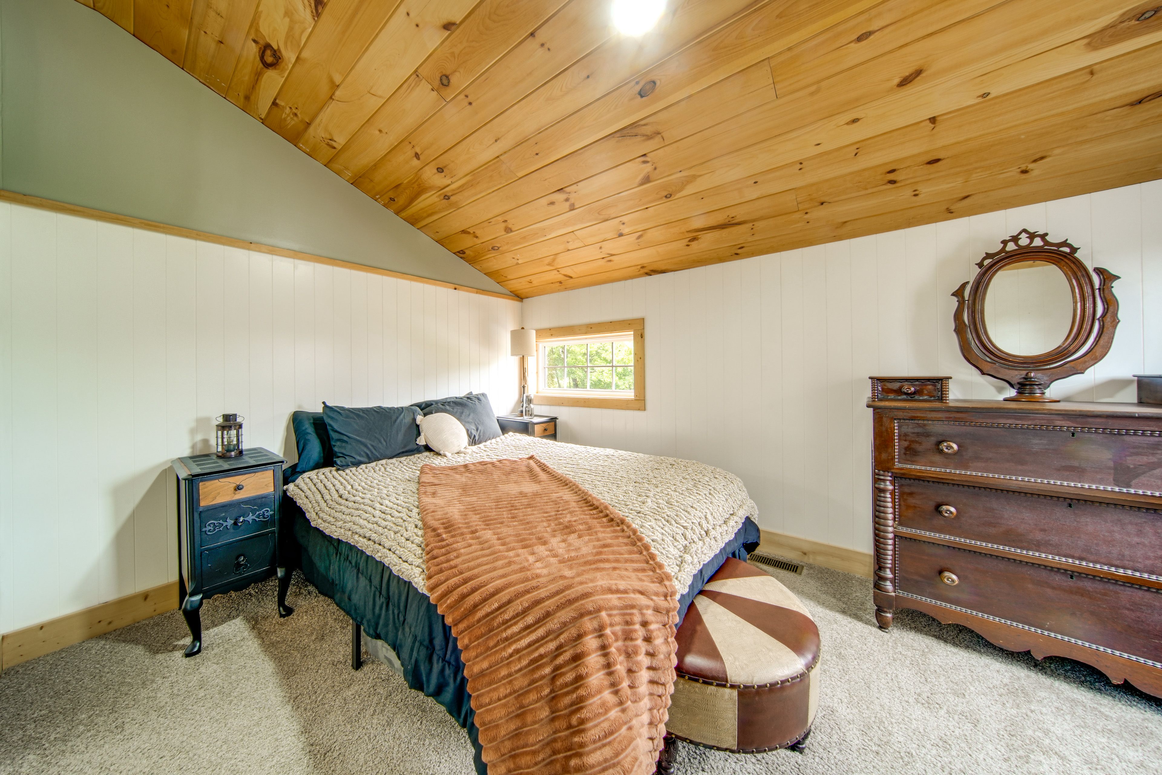 Bedroom | Queen Bed | 2nd Floor