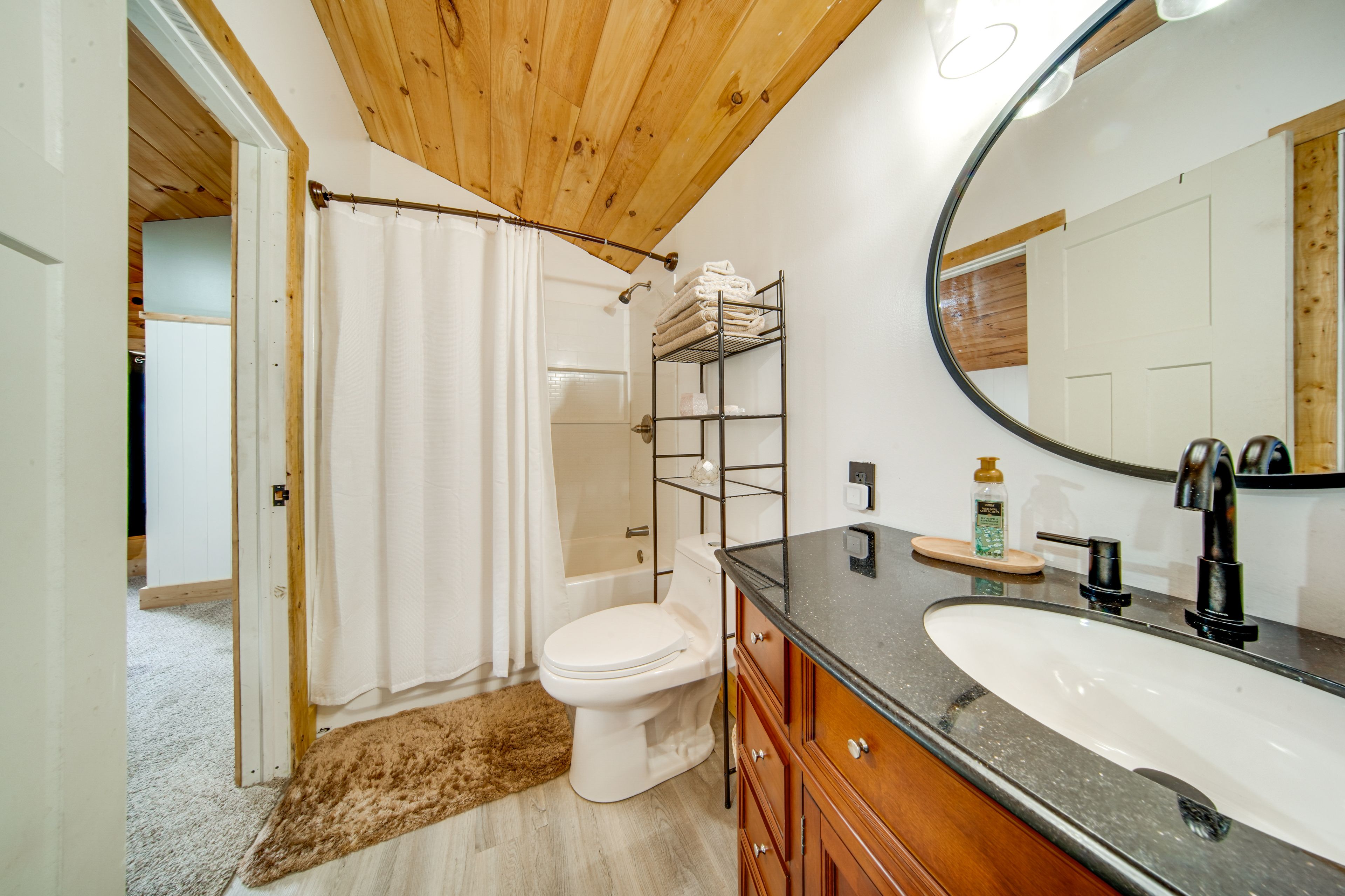 Full Bath | 2nd Floor