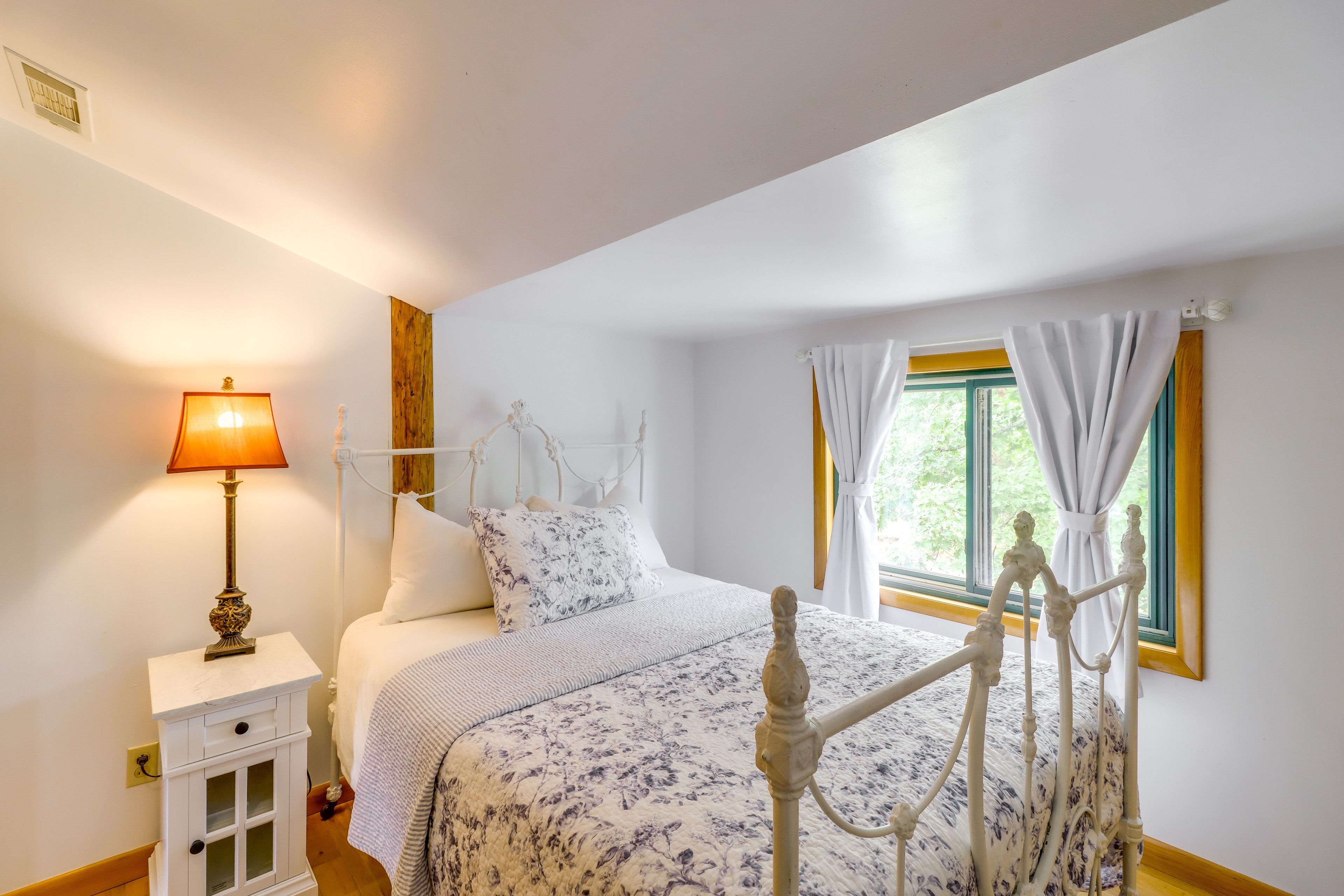 Bedroom 2 | Full Bed | 3rd Floor
