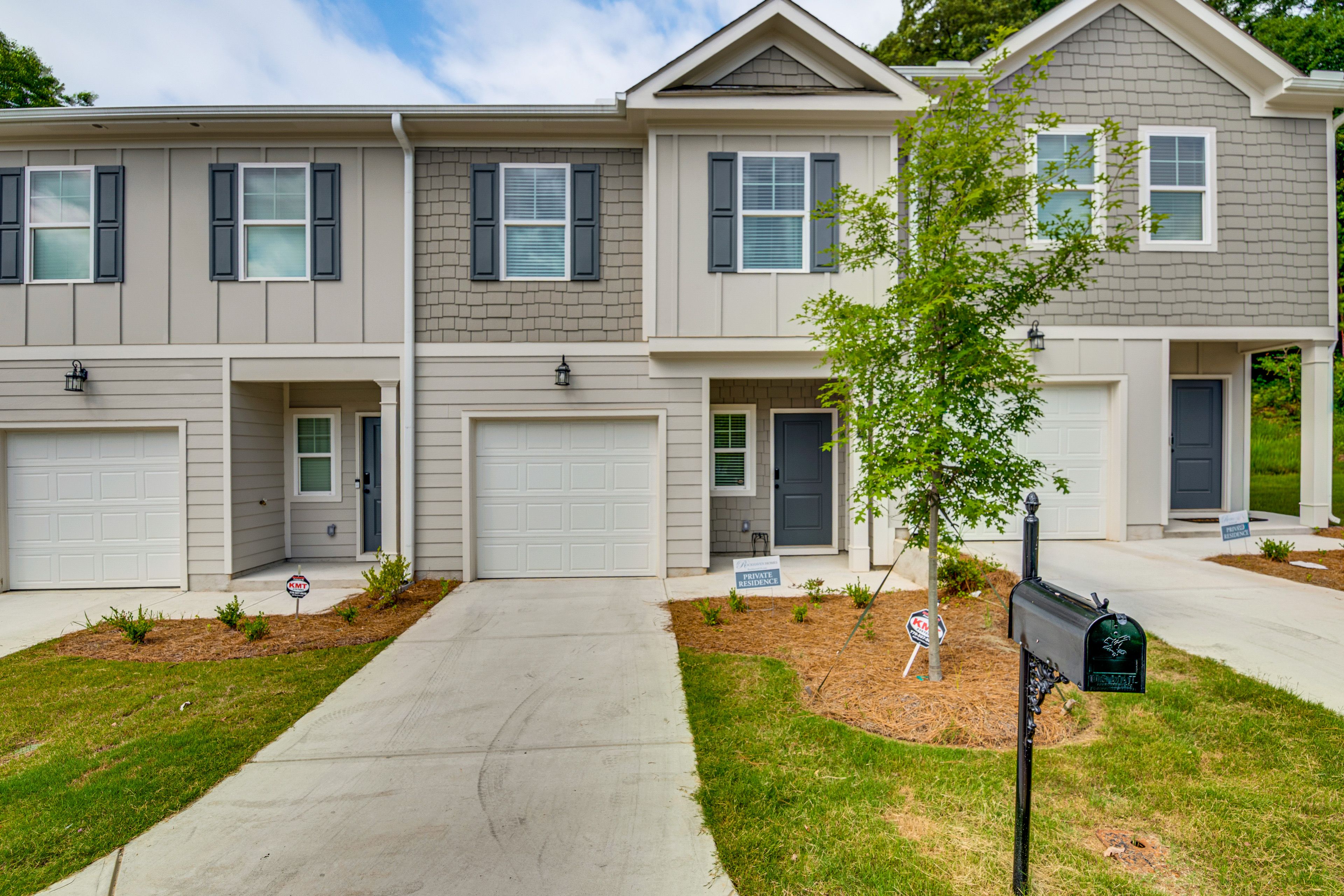 Townhouse Exterior | Driveway (1 Vehicle) | Garage Unavailable