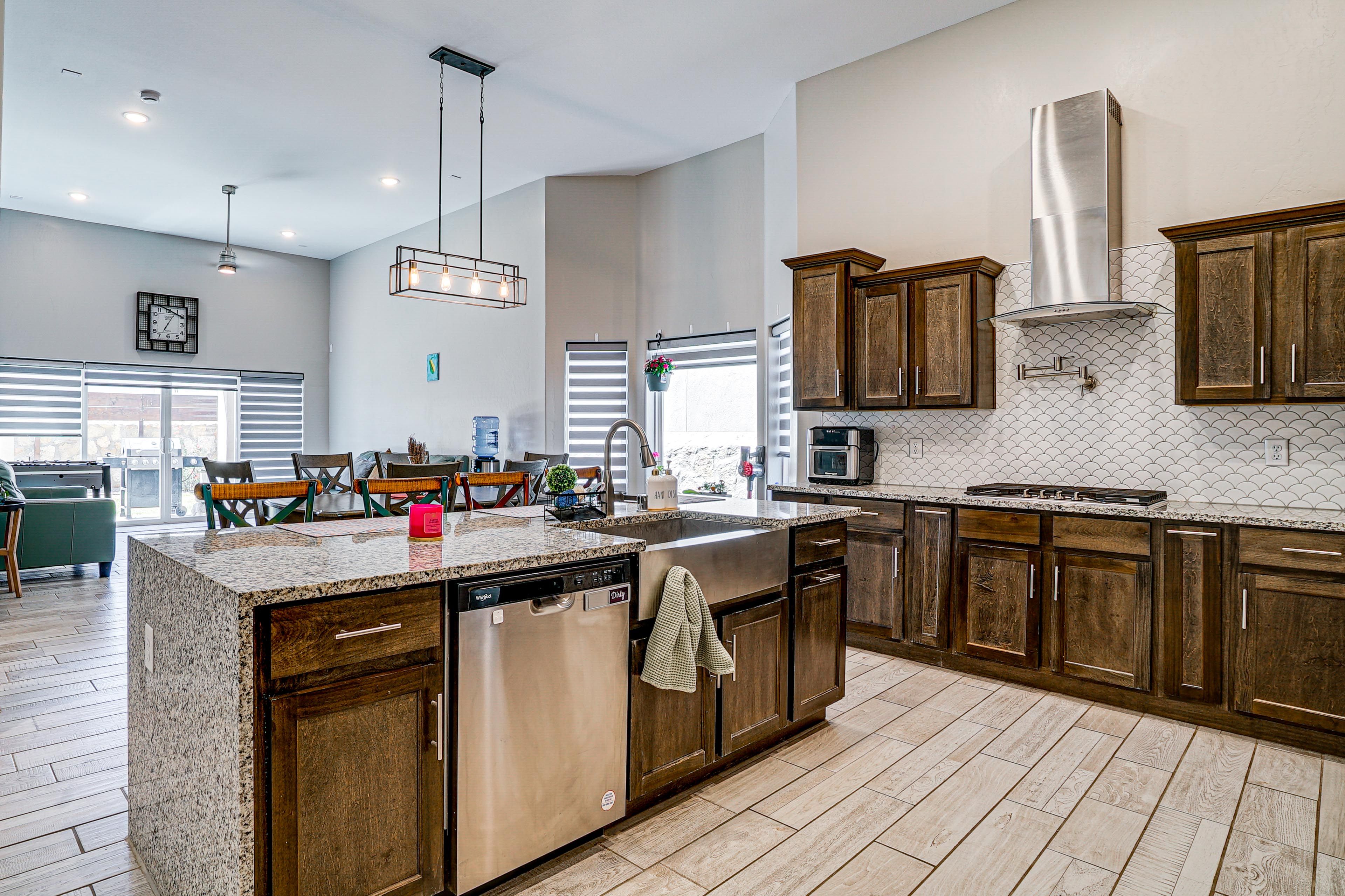 Kitchen | Dining Table | Breakfast Bar