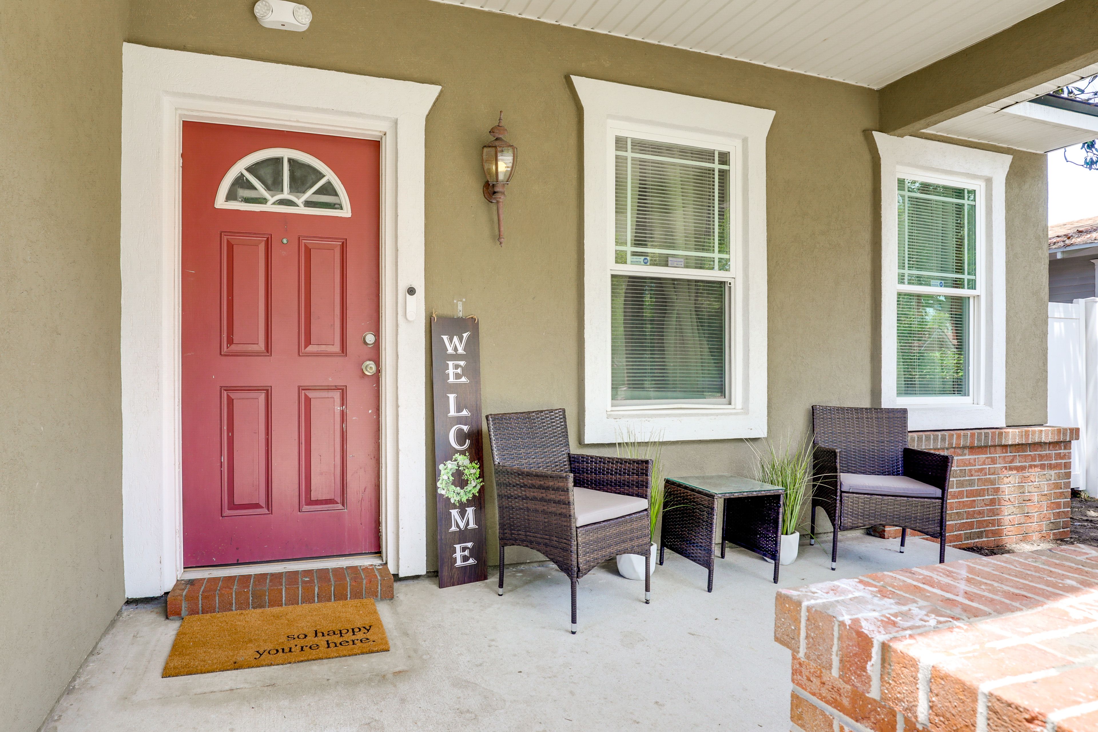 Covered Porch w/ Seating