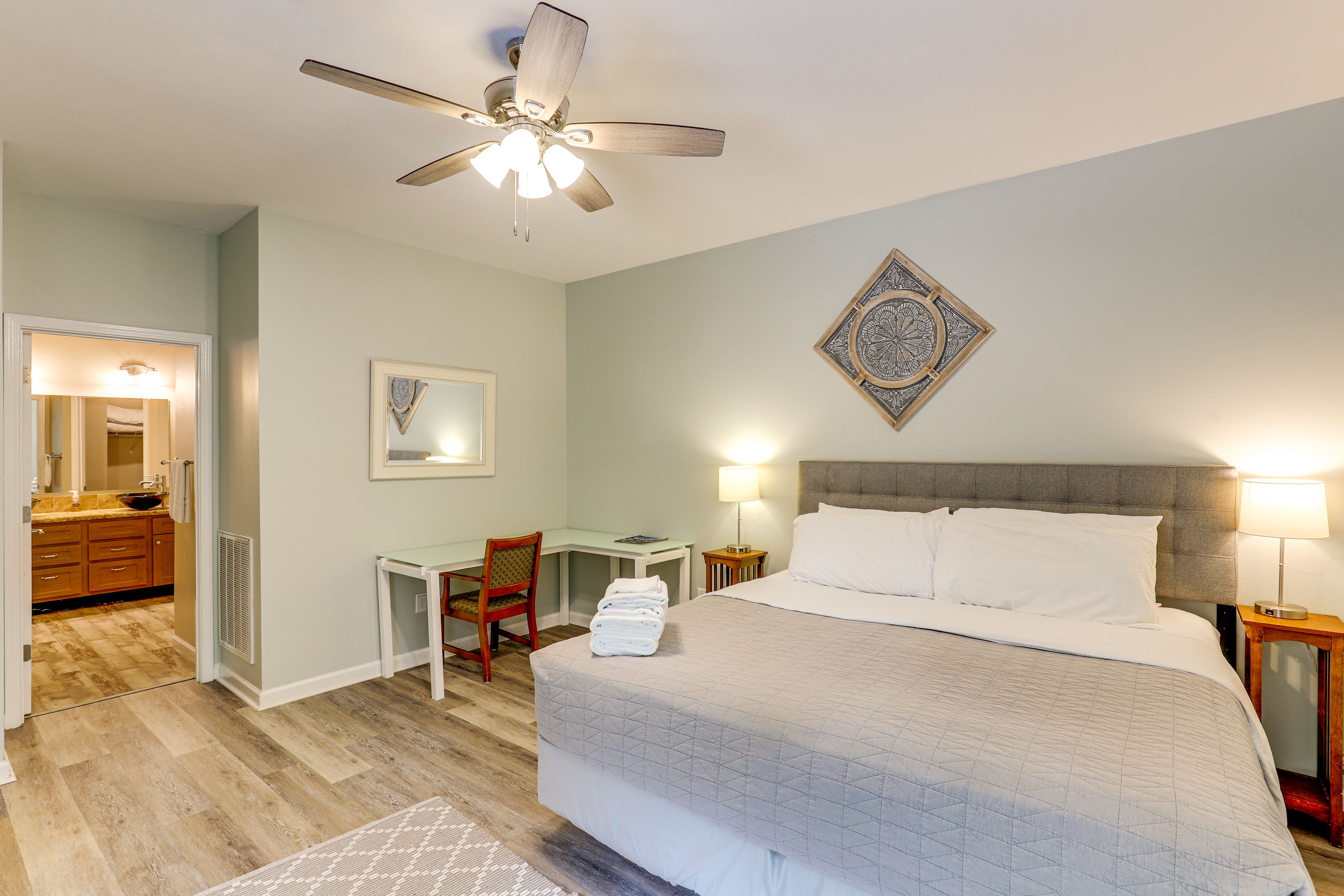Bedroom 1 | Queen Bed